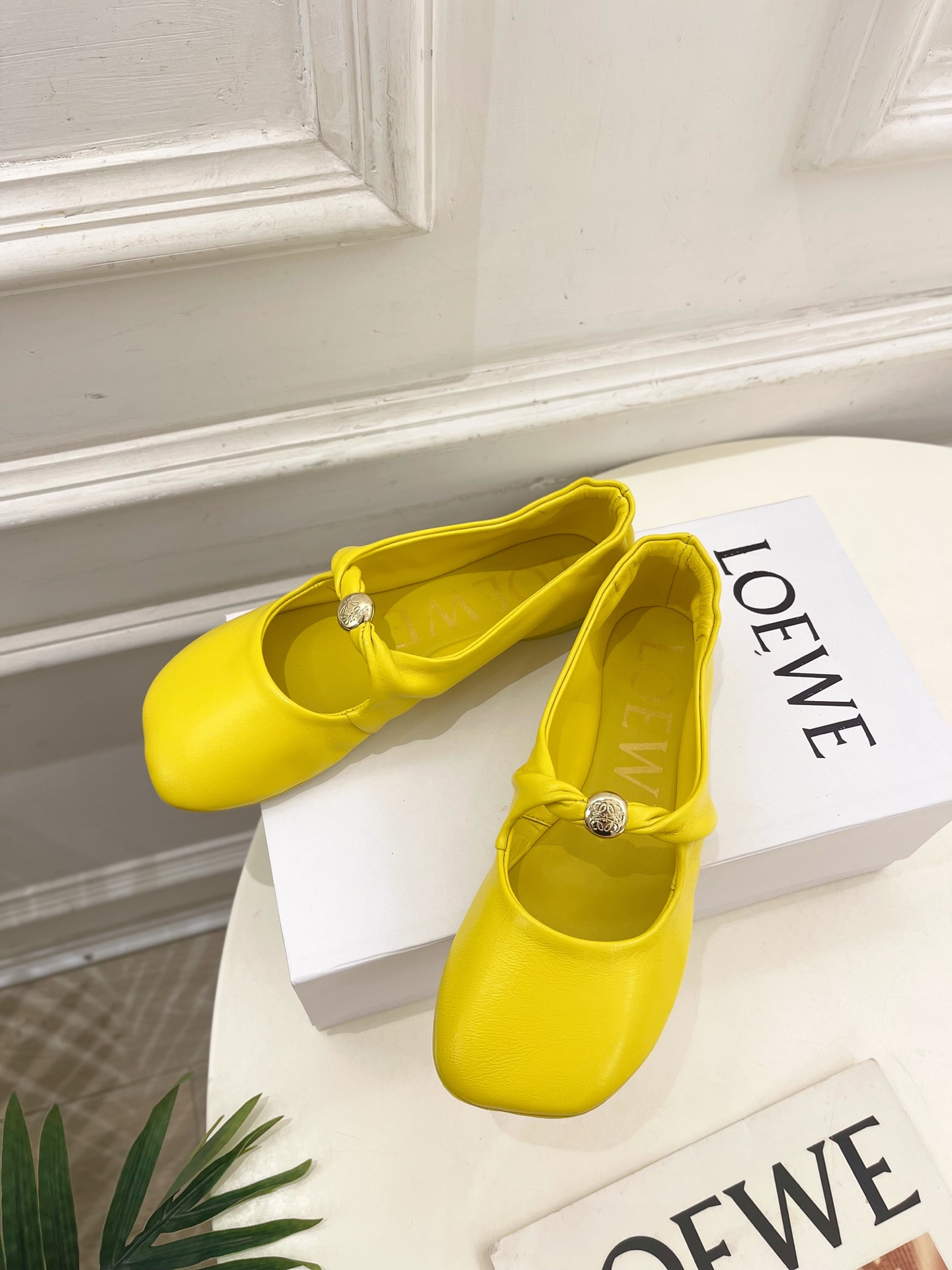 LOEWE 罗意威 2025春夏新品 Pebble小金球平底芭蕾舞鞋
—————————
LOEWE作为