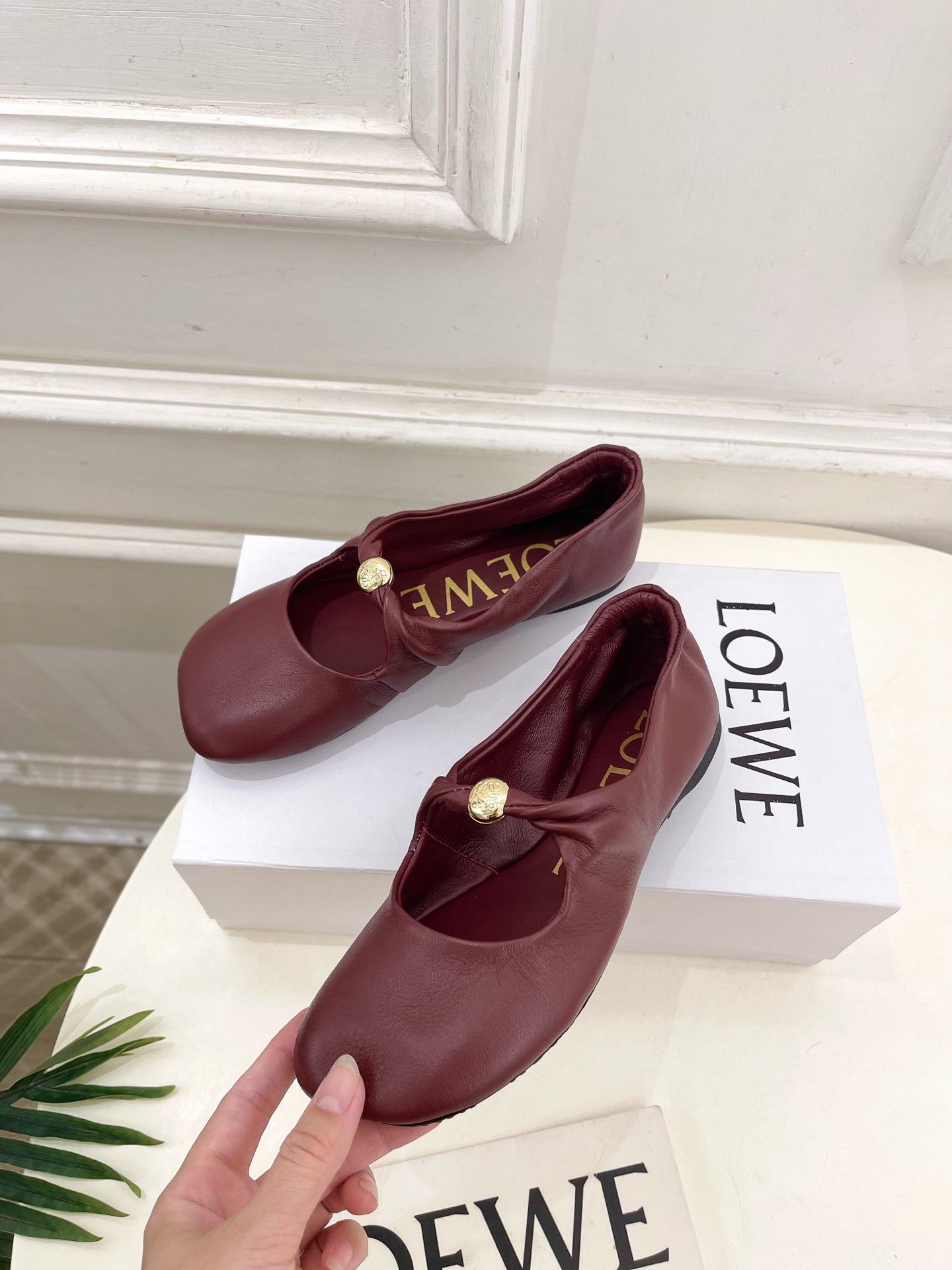 LOEWE 罗意威 2025春夏新品 Pebble小金球平底芭蕾舞鞋
—————————
LOEWE作为