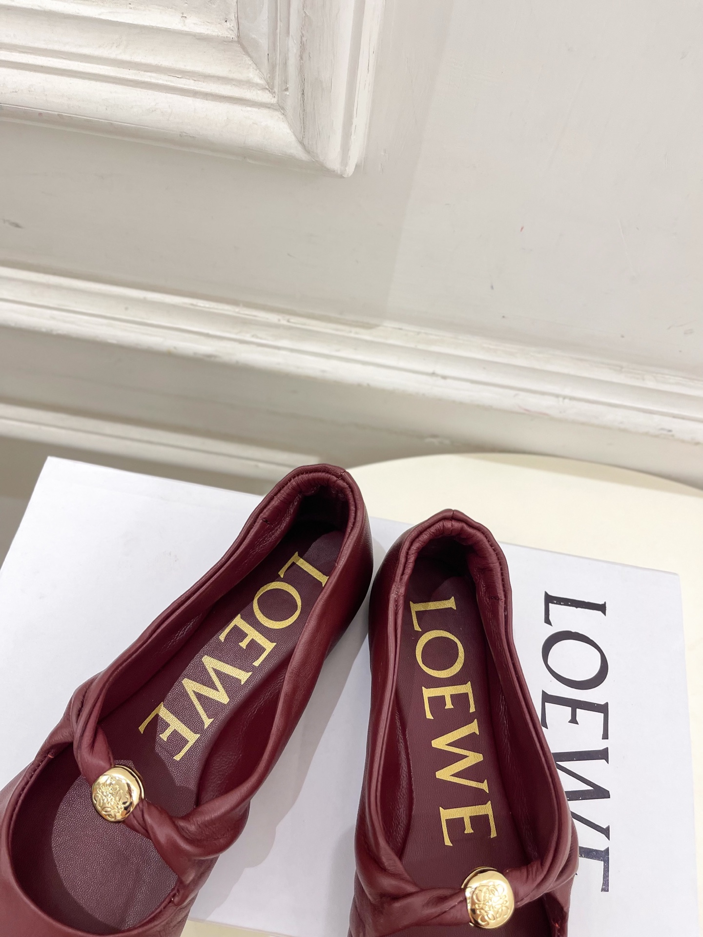 LOEWE 罗意威 2025春夏新品 Pebble小金球平底芭蕾舞鞋
—————————
LOEWE作为