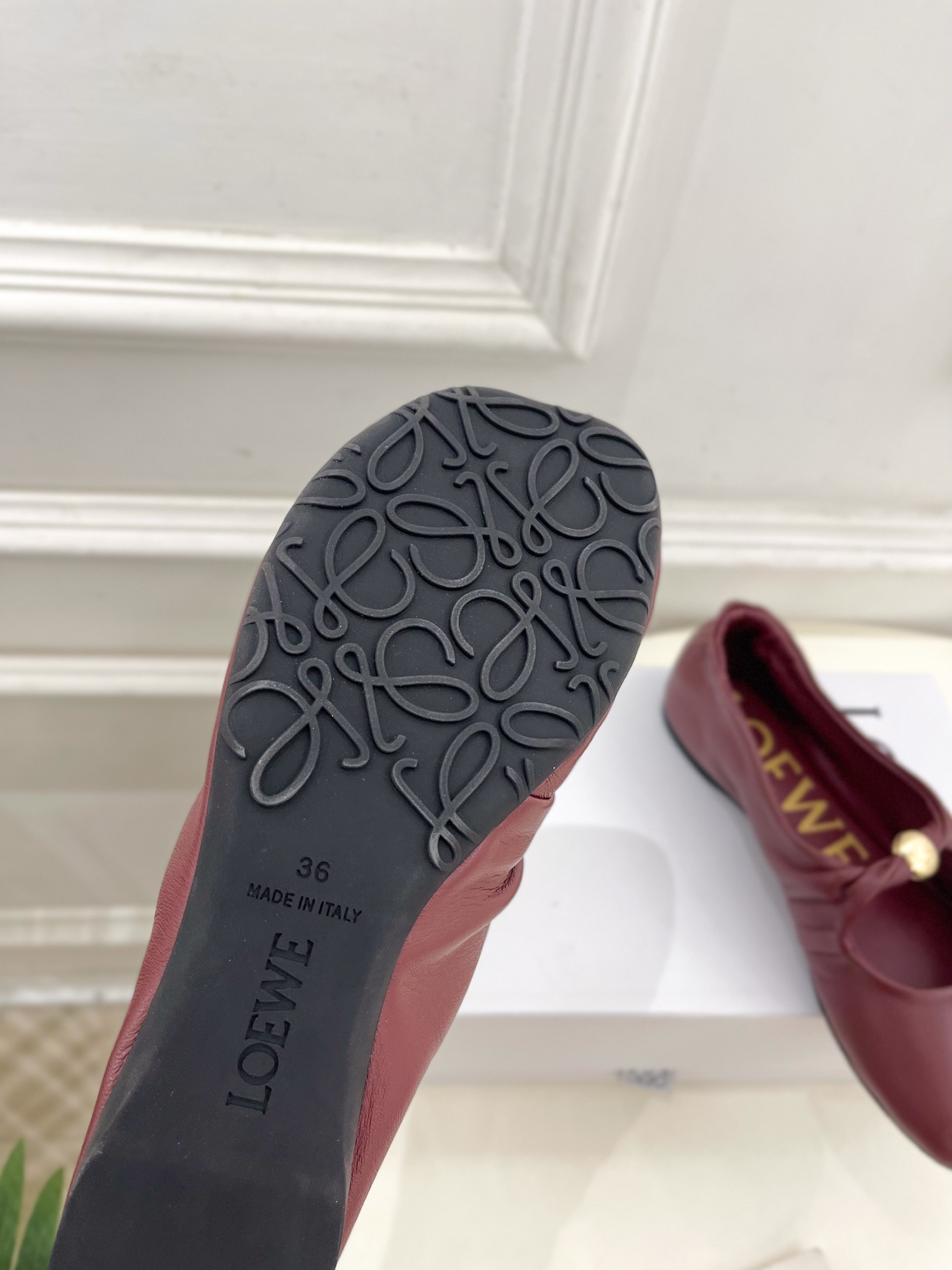 LOEWE 罗意威 2025春夏新品 Pebble小金球平底芭蕾舞鞋
—————————
LOEWE作为