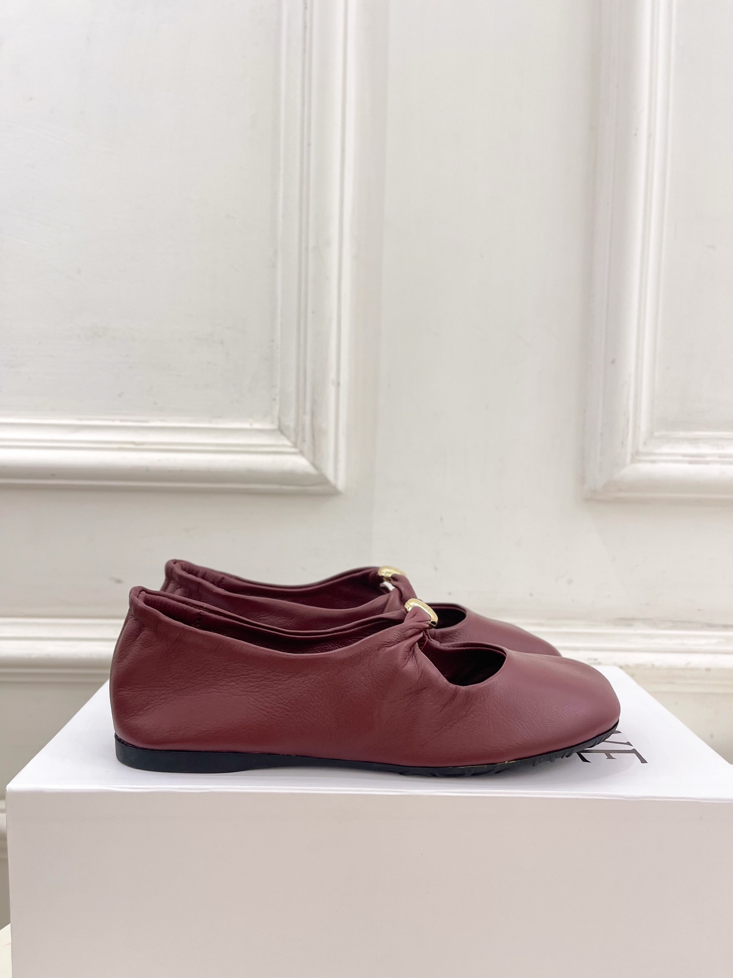 LOEWE 罗意威 2025春夏新品 Pebble小金球平底芭蕾舞鞋
—————————
LOEWE作为