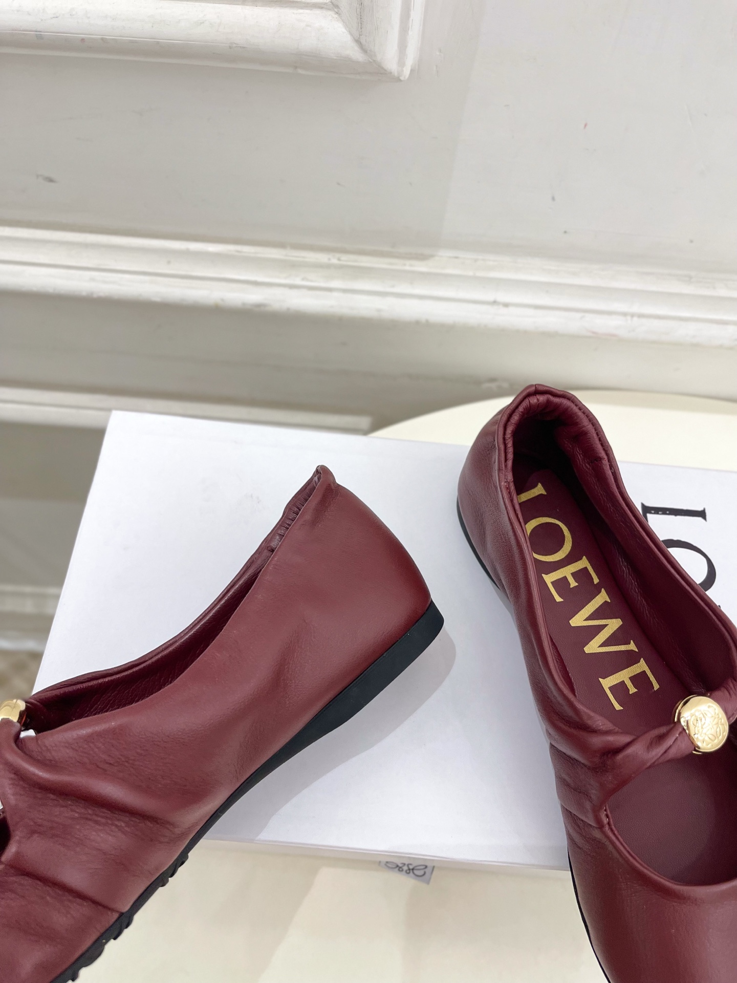 LOEWE 罗意威 2025春夏新品 Pebble小金球平底芭蕾舞鞋
—————————
LOEWE作为