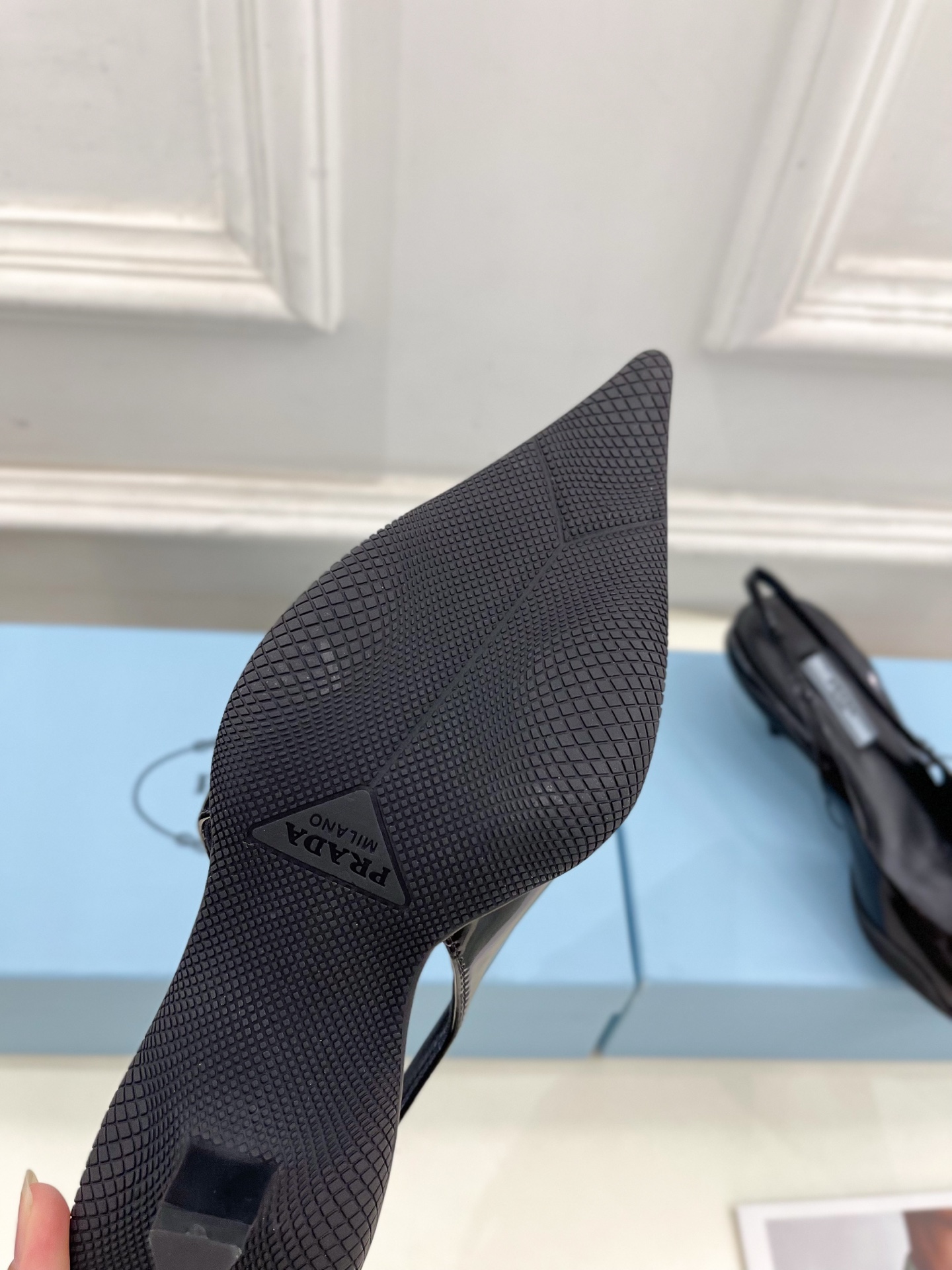 PRADA 普拉达  25𝐬𝐬 

🌈BS 2025春夏新品 专柜走秀款 三角标尖头小猫跟后空凉鞋系列〰