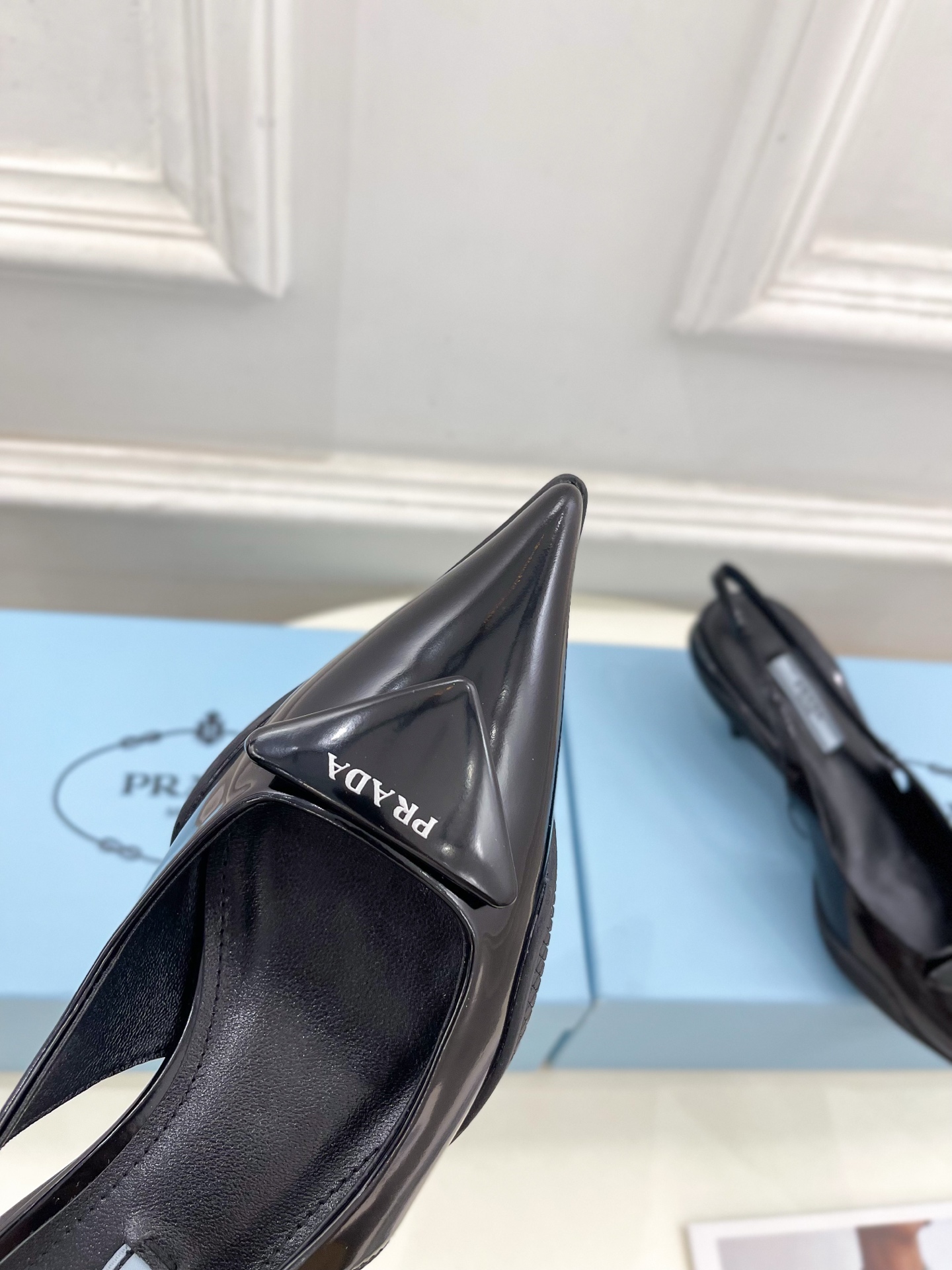 PRADA 普拉达  25𝐬𝐬 

🌈BS 2025春夏新品 专柜走秀款 三角标尖头小猫跟后空凉鞋系列〰