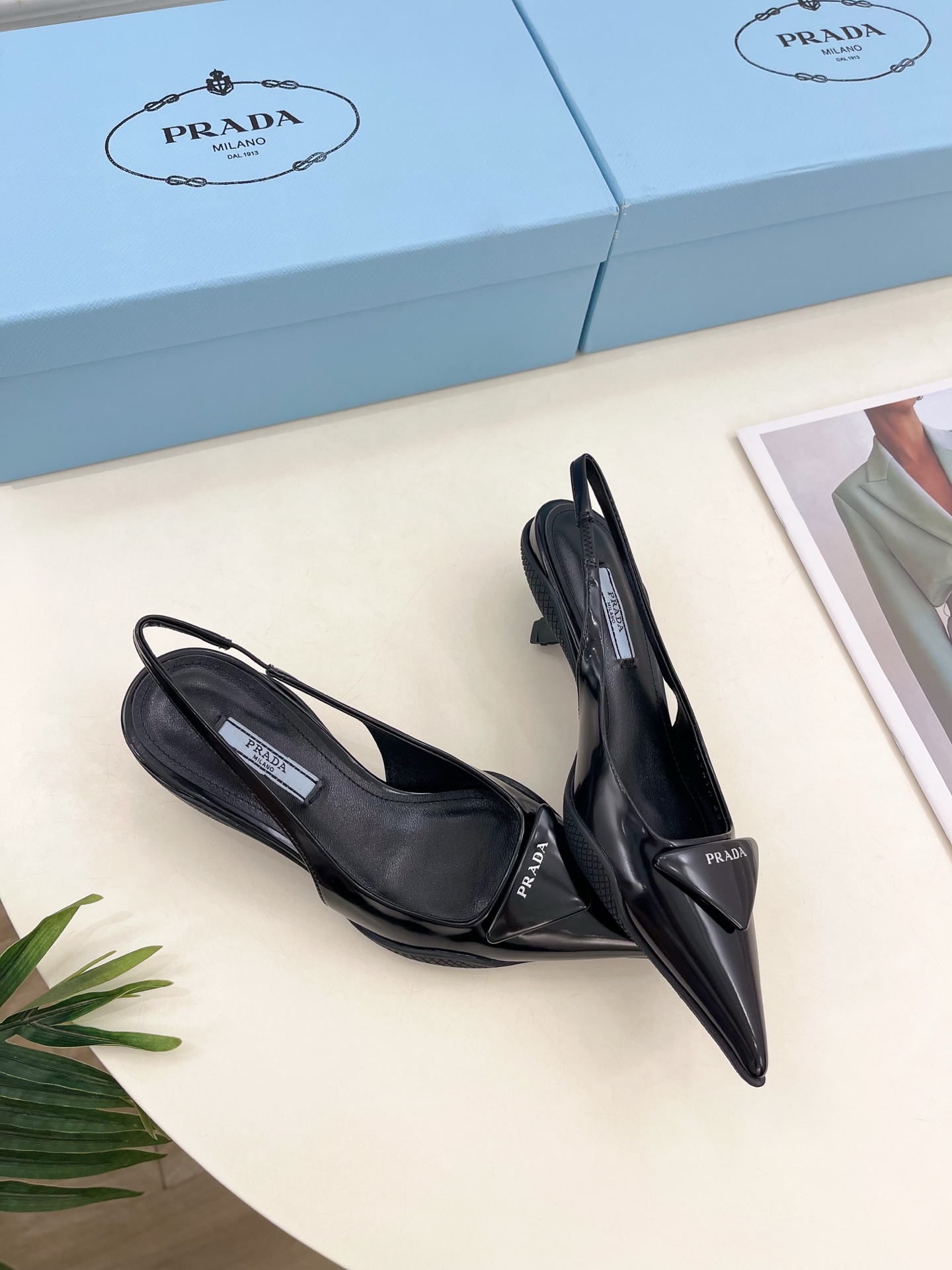 PRADA 普拉达  25𝐬𝐬 

🌈BS 2025春夏新品 专柜走秀款 三角标尖头小猫跟后空凉鞋系列〰