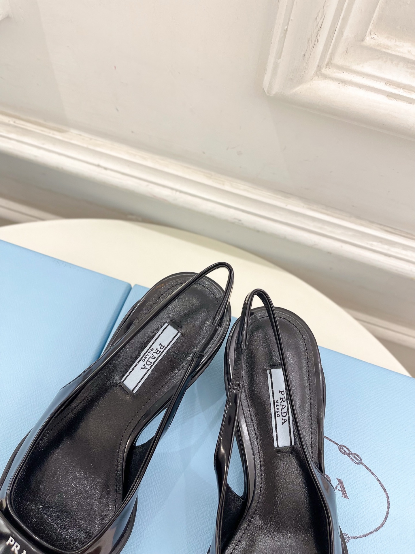 PRADA 普拉达  25𝐬𝐬 

🌈BS 2025春夏新品 专柜走秀款 三角标尖头小猫跟后空凉鞋系列〰