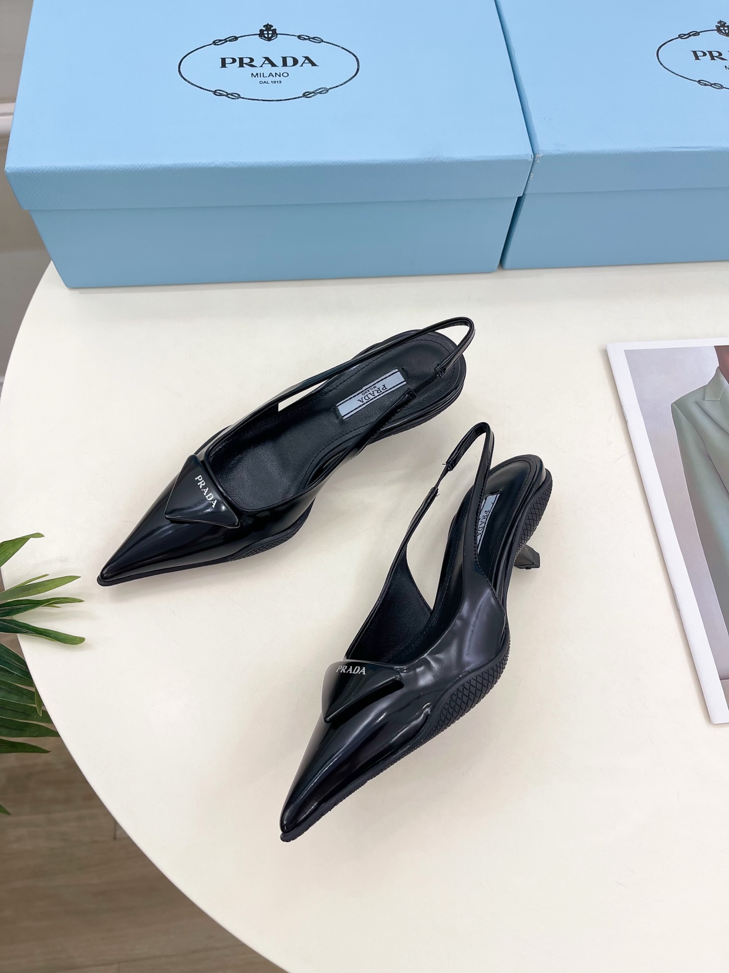 PRADA 普拉达  25𝐬𝐬 

🌈BS 2025春夏新品 专柜走秀款 三角标尖头小猫跟后空凉鞋系列〰