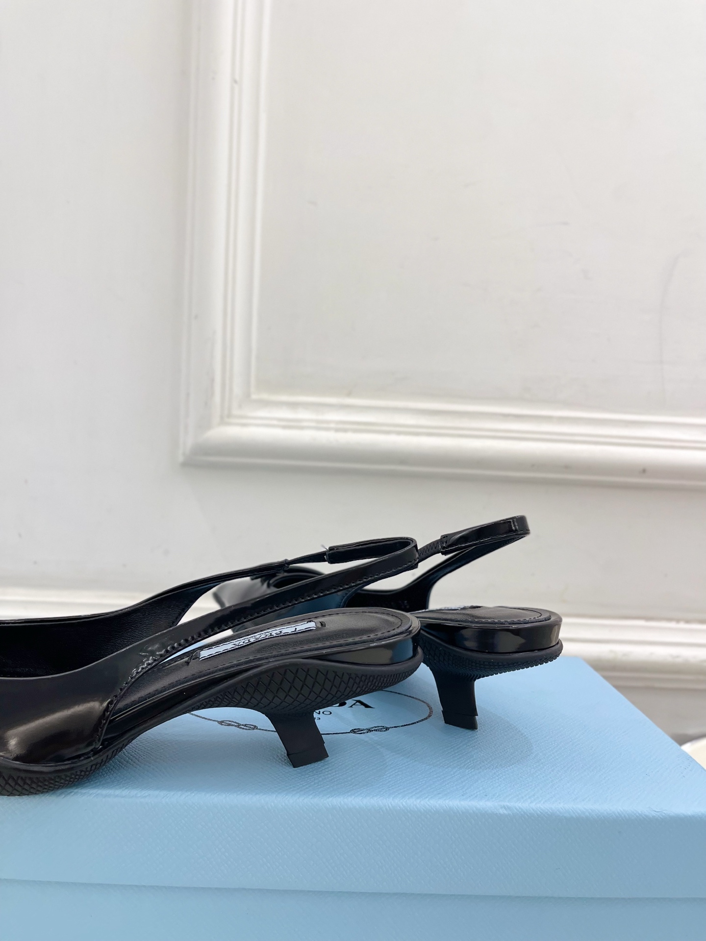 PRADA 普拉达  25𝐬𝐬 

🌈BS 2025春夏新品 专柜走秀款 三角标尖头小猫跟后空凉鞋系列〰