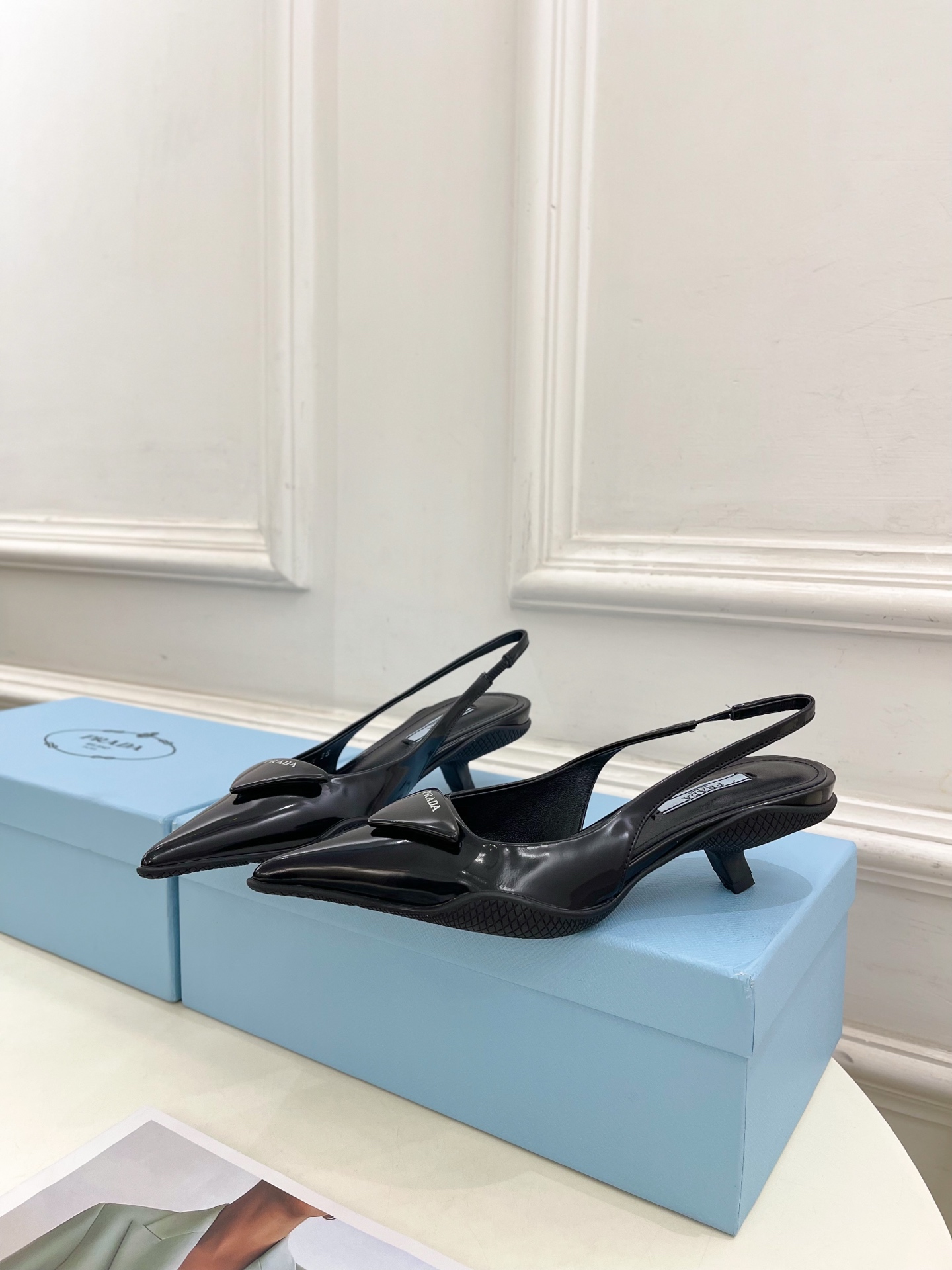 PRADA 普拉达  25𝐬𝐬 

🌈BS 2025春夏新品 专柜走秀款 三角标尖头小猫跟后空凉鞋系列〰