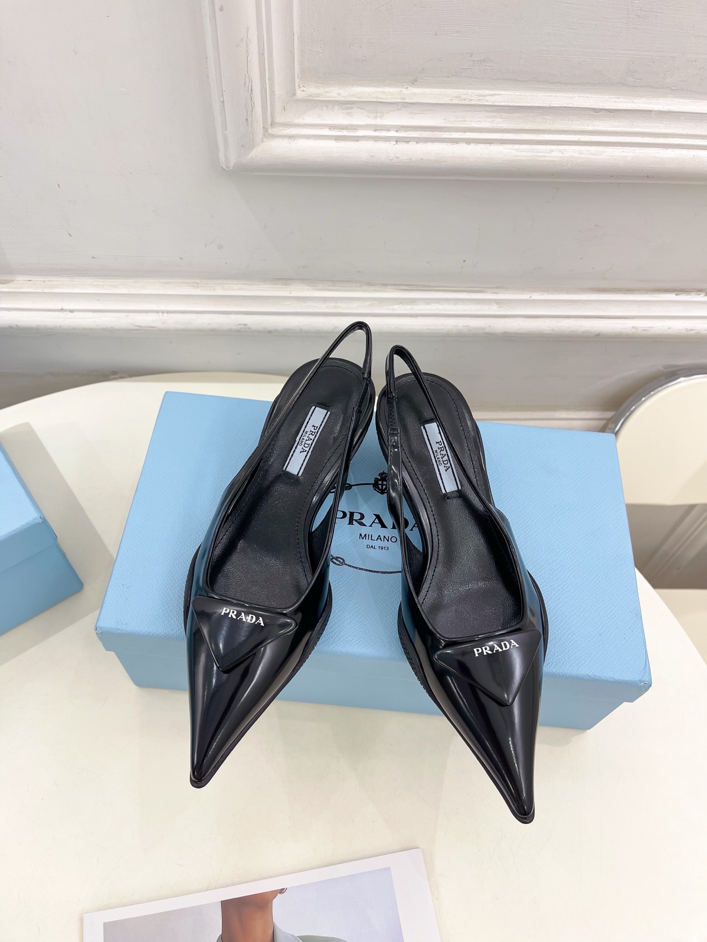 PRADA 普拉达  25𝐬𝐬 

🌈BS 2025春夏新品 专柜走秀款 三角标尖头小猫跟后空凉鞋系列〰