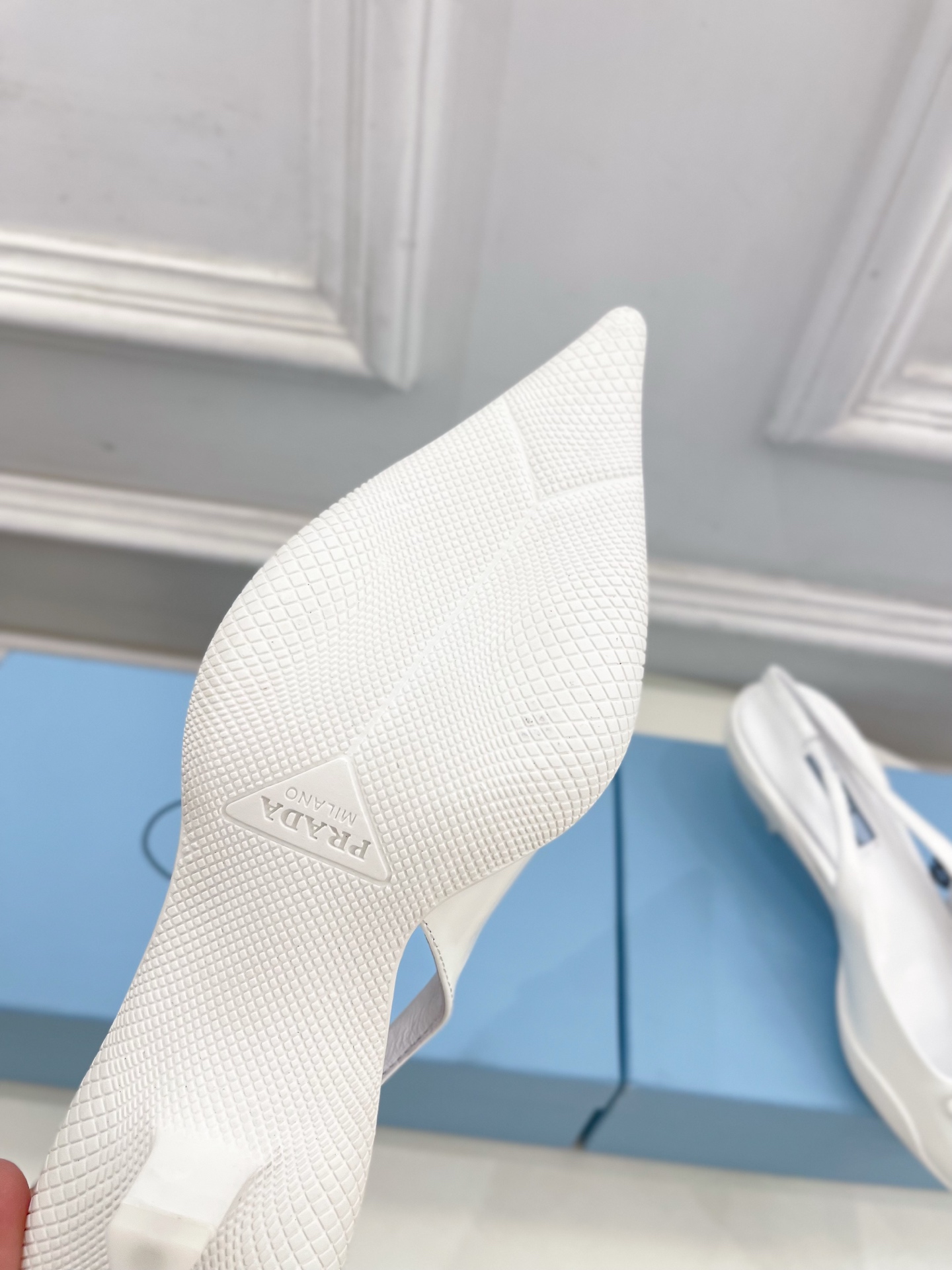 PRADA 普拉达  25𝐬𝐬 

🌈BS 2025春夏新品 专柜走秀款 三角标尖头小猫跟后空凉鞋系列〰