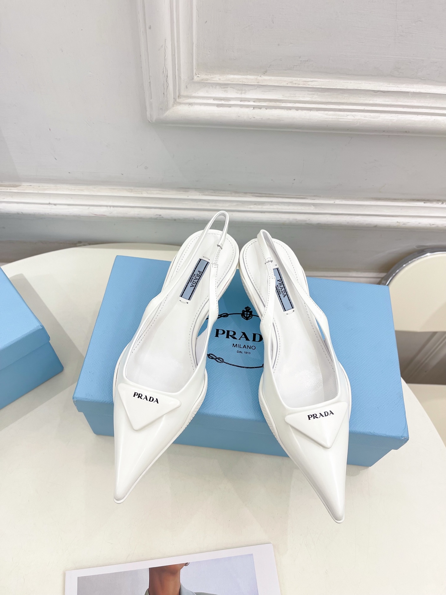 PRADA 普拉达  25𝐬𝐬 

🌈BS 2025春夏新品 专柜走秀款 三角标尖头小猫跟后空凉鞋系列〰