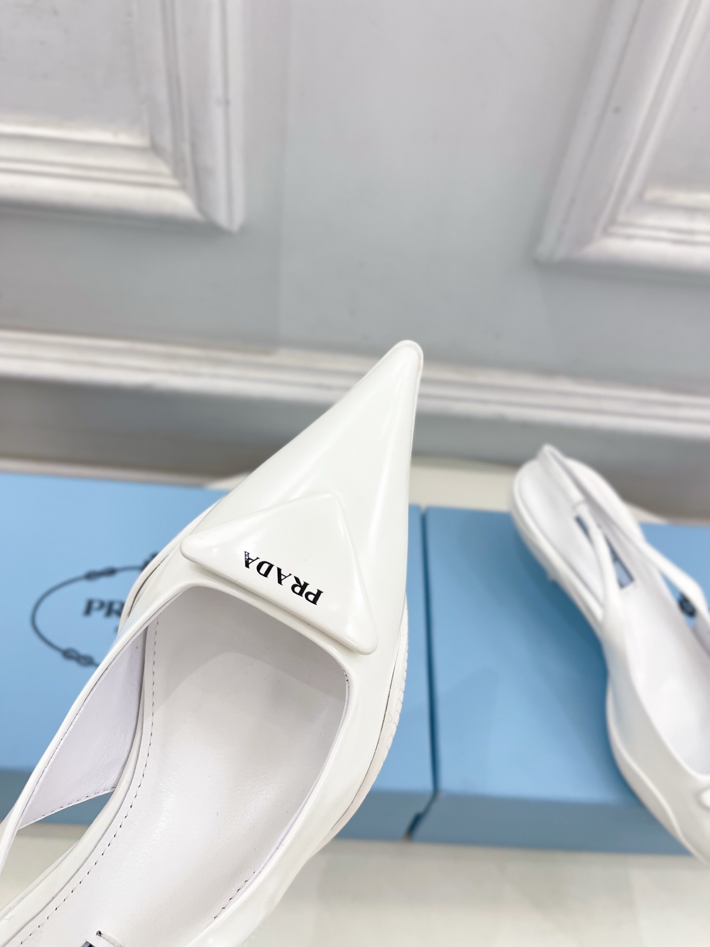 PRADA 普拉达  25𝐬𝐬 

🌈BS 2025春夏新品 专柜走秀款 三角标尖头小猫跟后空凉鞋系列〰