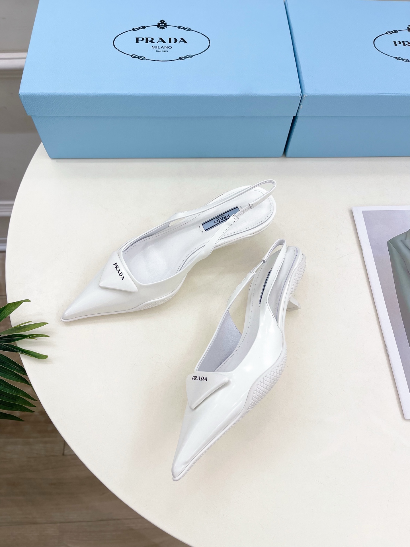 PRADA 普拉达  25𝐬𝐬 

🌈BS 2025春夏新品 专柜走秀款 三角标尖头小猫跟后空凉鞋系列〰