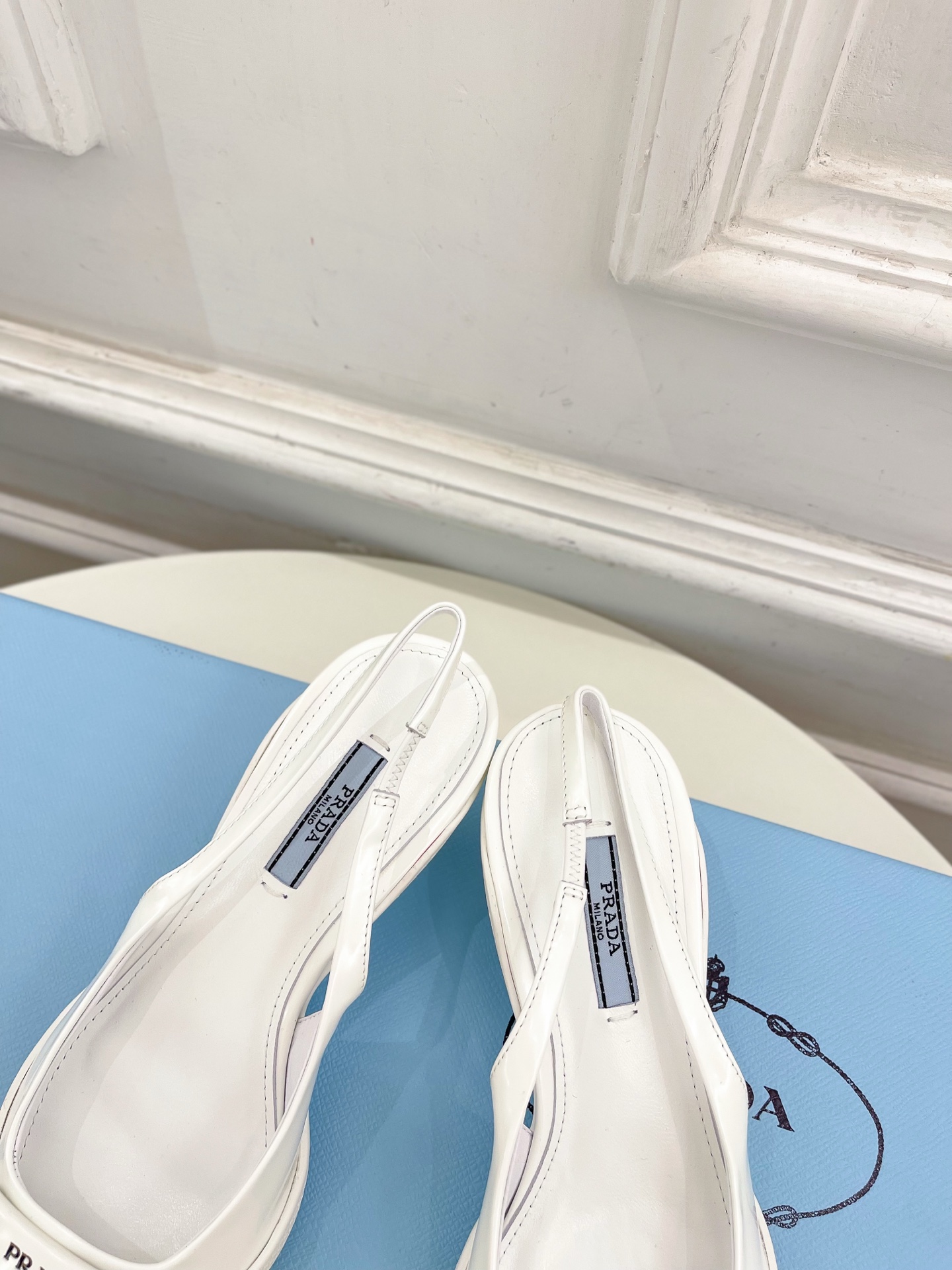 PRADA 普拉达  25𝐬𝐬 

🌈BS 2025春夏新品 专柜走秀款 三角标尖头小猫跟后空凉鞋系列〰