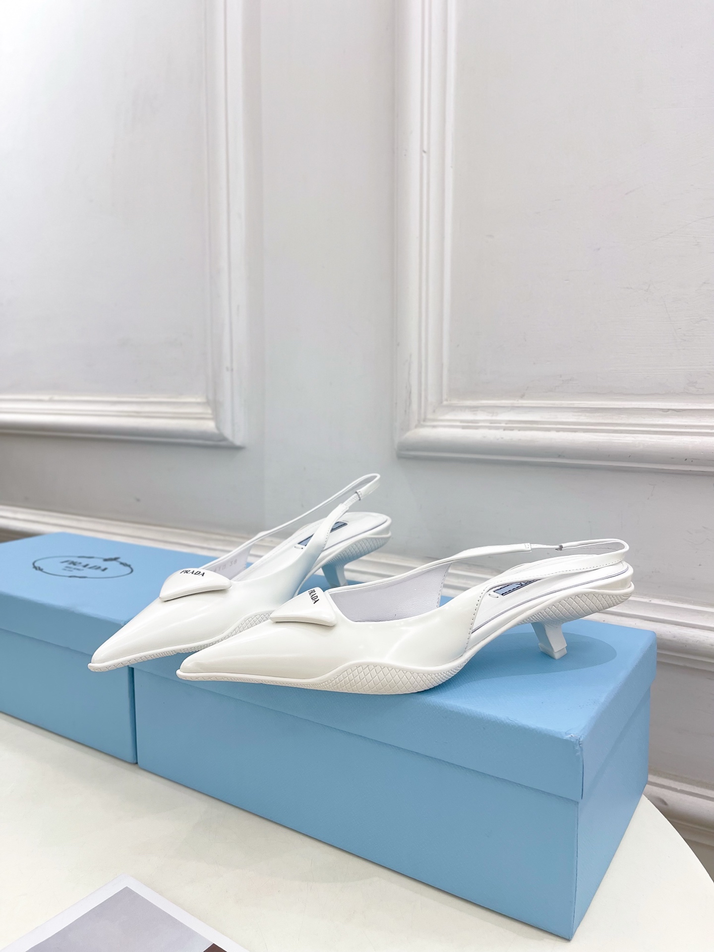 PRADA 普拉达  25𝐬𝐬 

🌈BS 2025春夏新品 专柜走秀款 三角标尖头小猫跟后空凉鞋系列〰
