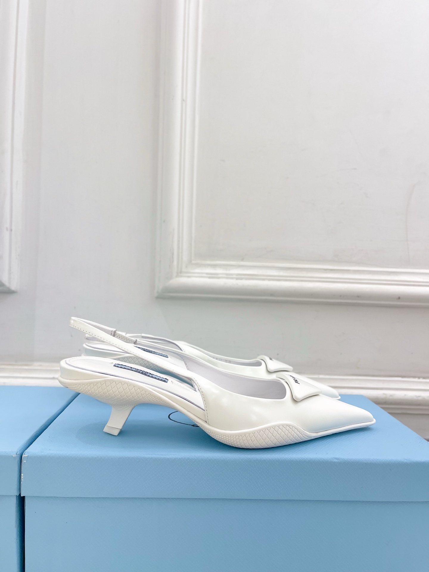 PRADA 普拉达  25𝐬𝐬 

🌈BS 2025春夏新品 专柜走秀款 三角标尖头小猫跟后空凉鞋系列〰