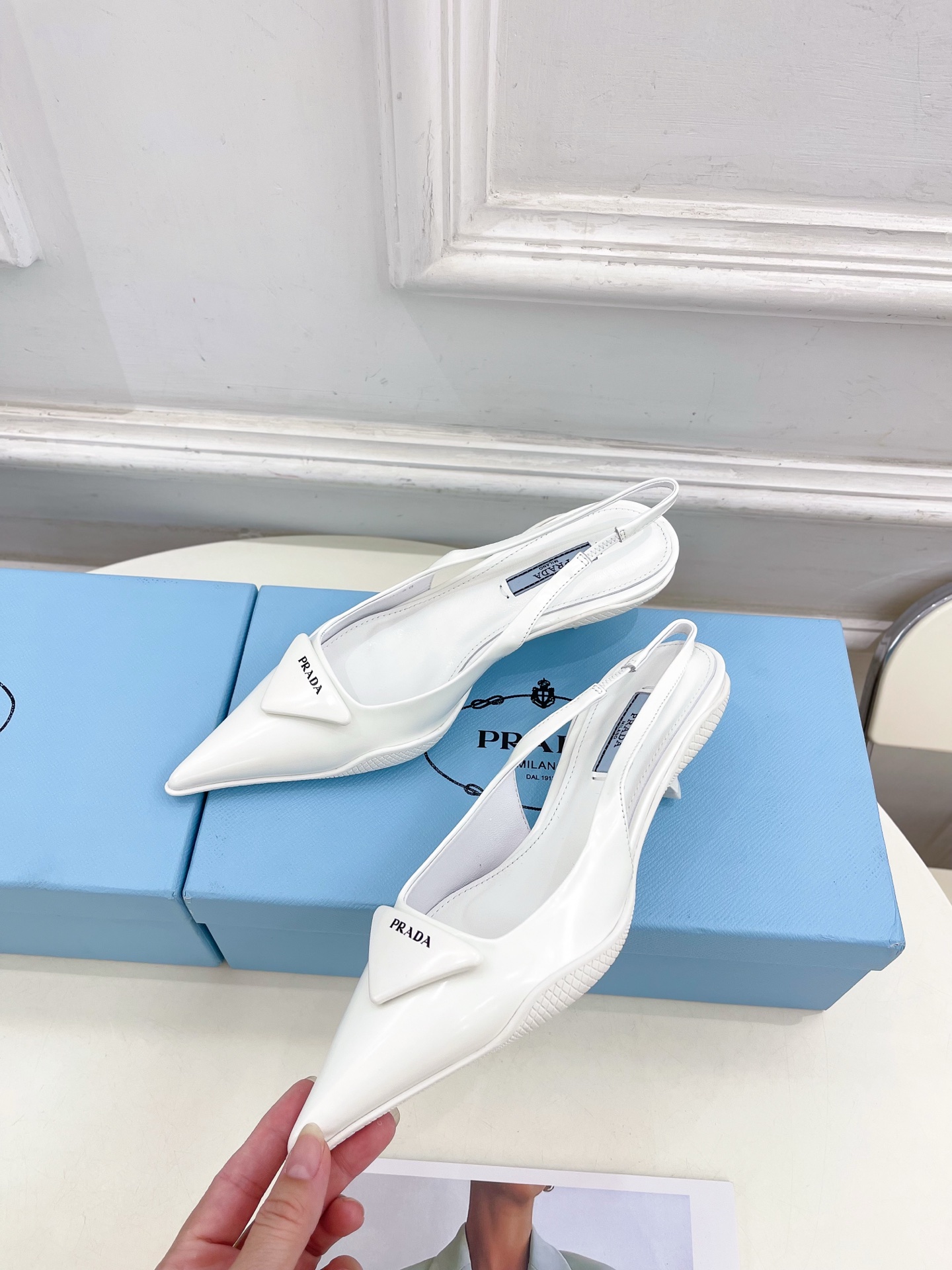 PRADA 普拉达  25𝐬𝐬 

🌈BS 2025春夏新品 专柜走秀款 三角标尖头小猫跟后空凉鞋系列〰