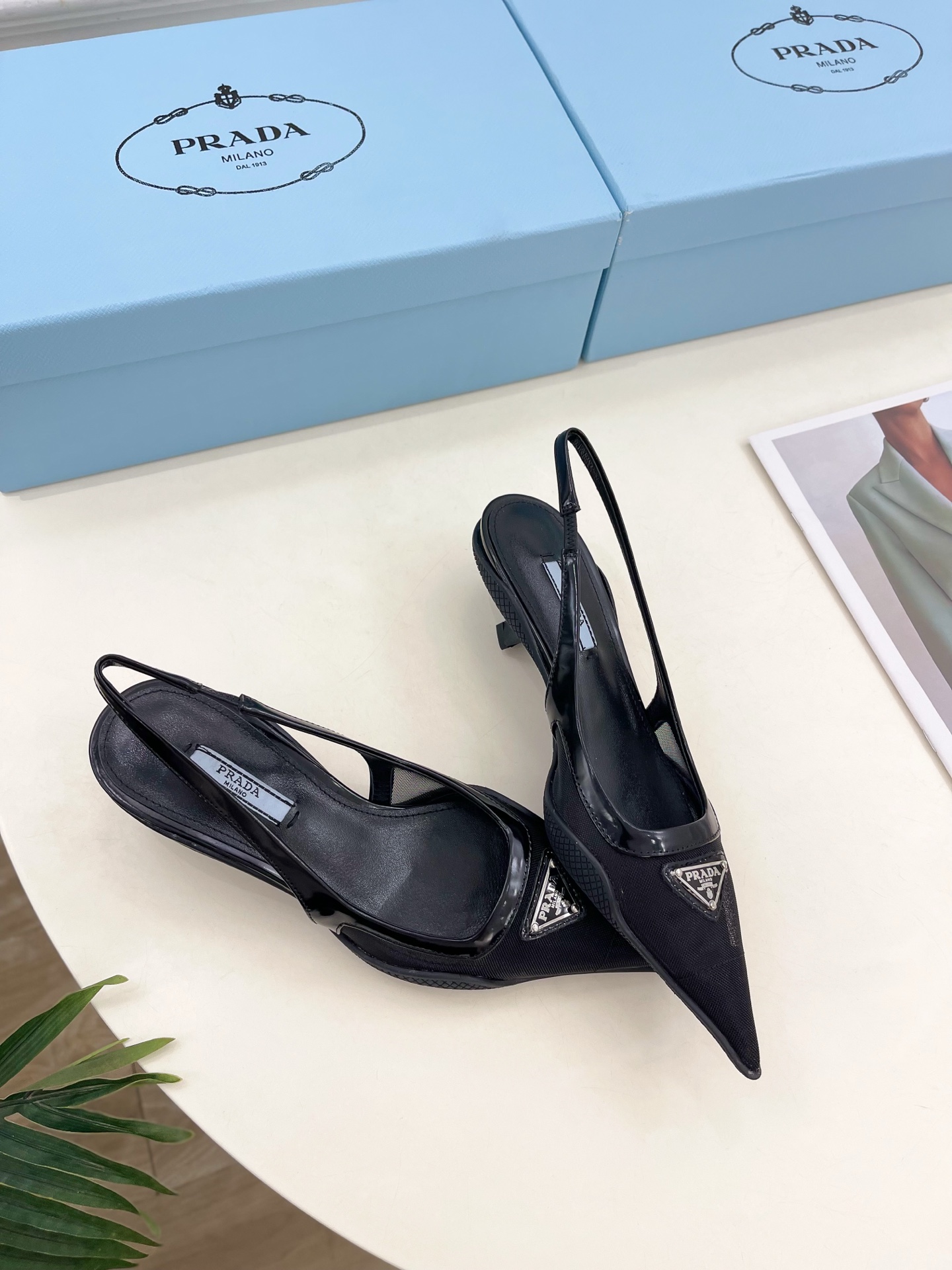 PRADA 普拉达  25𝐬𝐬 

🌈BS 2025春夏新品 专柜走秀款 三角标网眼织物后饰带尖头后空鞋