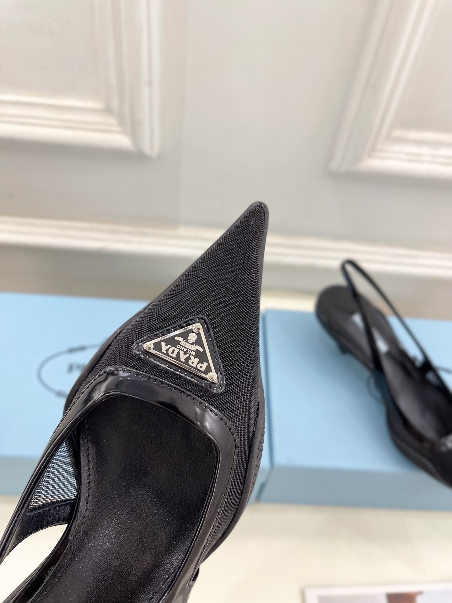 PRADA 普拉达  25𝐬𝐬 

🌈BS 2025春夏新品 专柜走秀款 三角标网眼织物后饰带尖头后空鞋