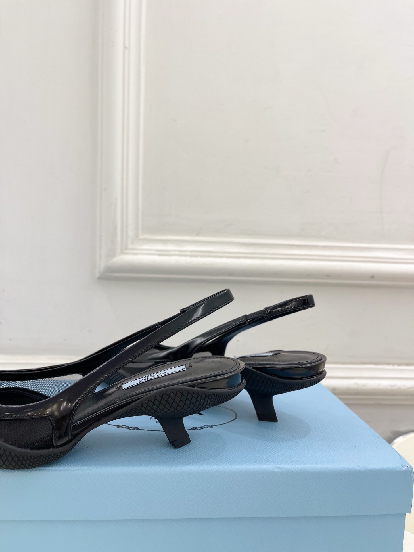 PRADA 普拉达  25𝐬𝐬 

🌈BS 2025春夏新品 专柜走秀款 三角标网眼织物后饰带尖头后空鞋