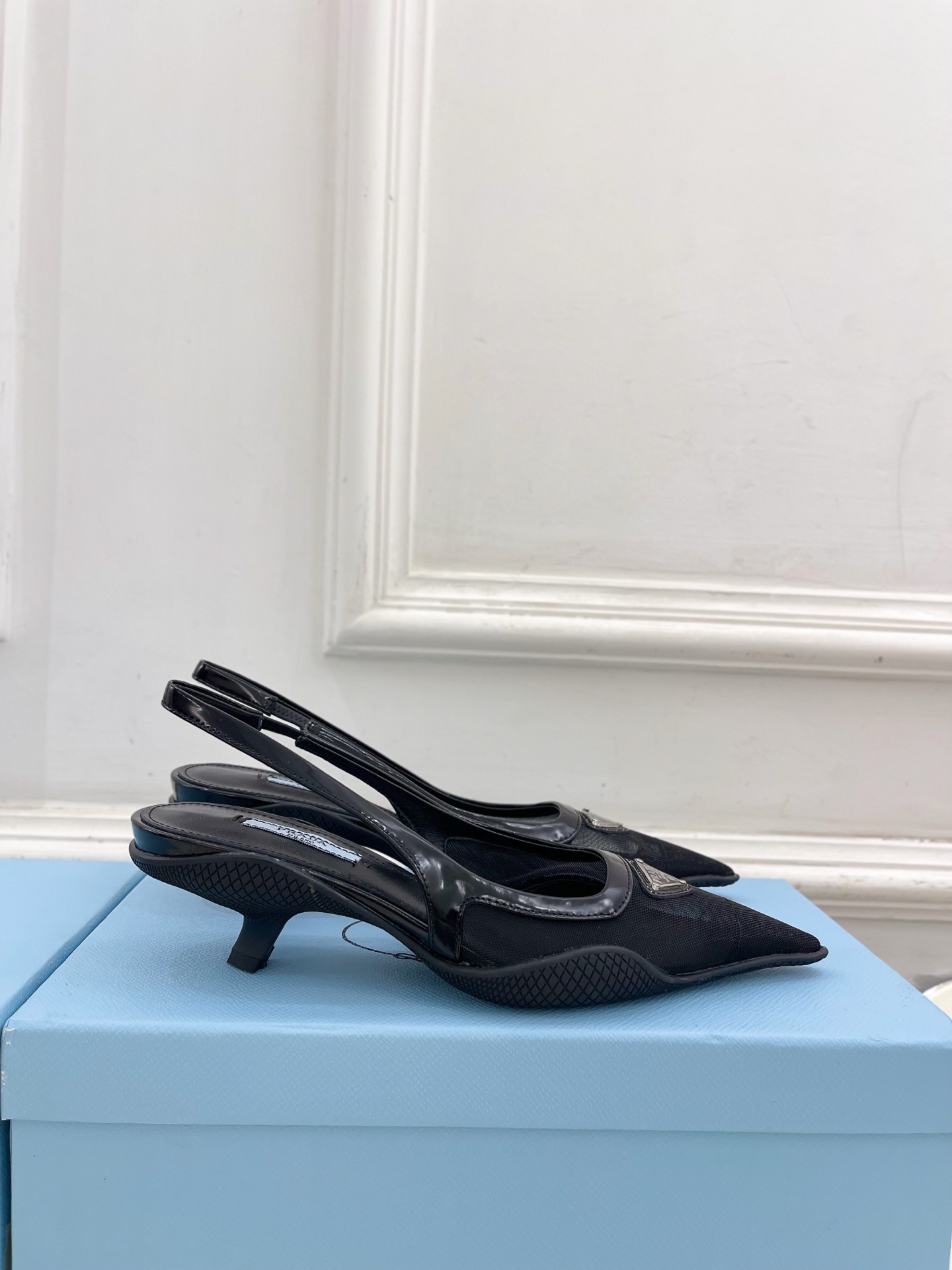 PRADA 普拉达  25𝐬𝐬 

🌈BS 2025春夏新品 专柜走秀款 三角标网眼织物后饰带尖头后空鞋
