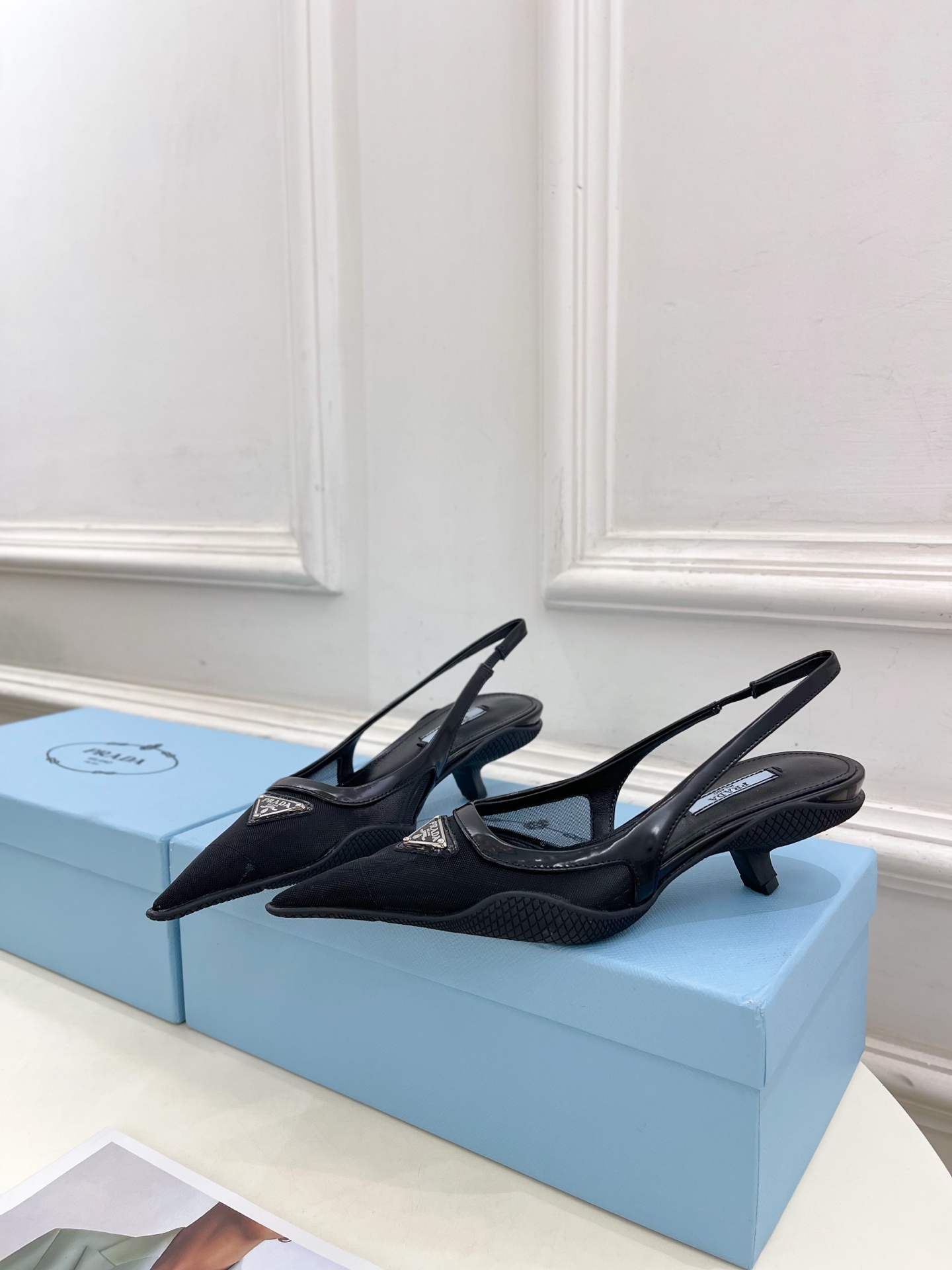 PRADA 普拉达  25𝐬𝐬 

🌈BS 2025春夏新品 专柜走秀款 三角标网眼织物后饰带尖头后空鞋
