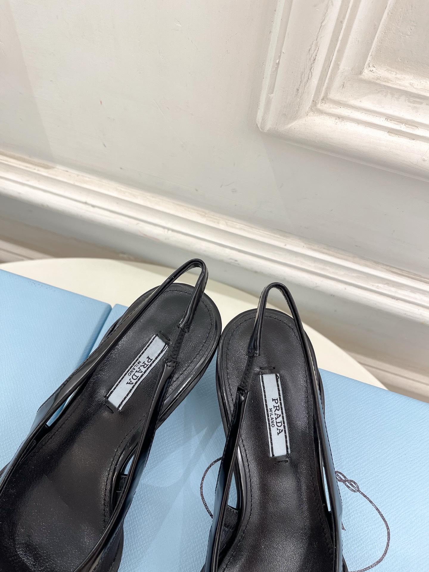 PRADA 普拉达  25𝐬𝐬 

🌈BS 2025春夏新品 专柜走秀款 三角标网眼织物后饰带尖头后空鞋
