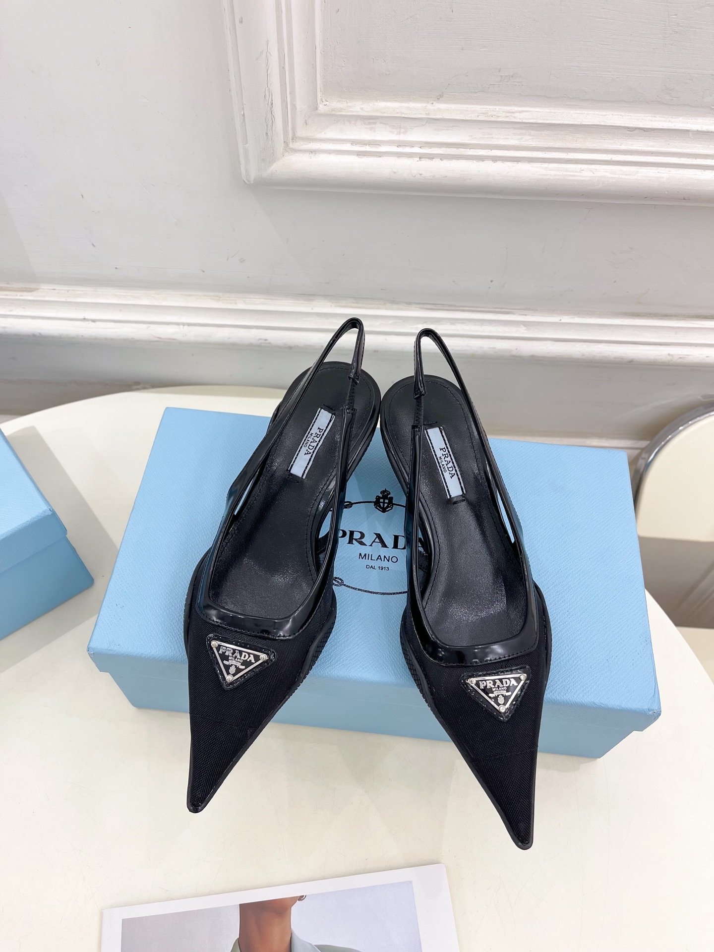 PRADA 普拉达  25𝐬𝐬 

🌈BS 2025春夏新品 专柜走秀款 三角标网眼织物后饰带尖头后空鞋
