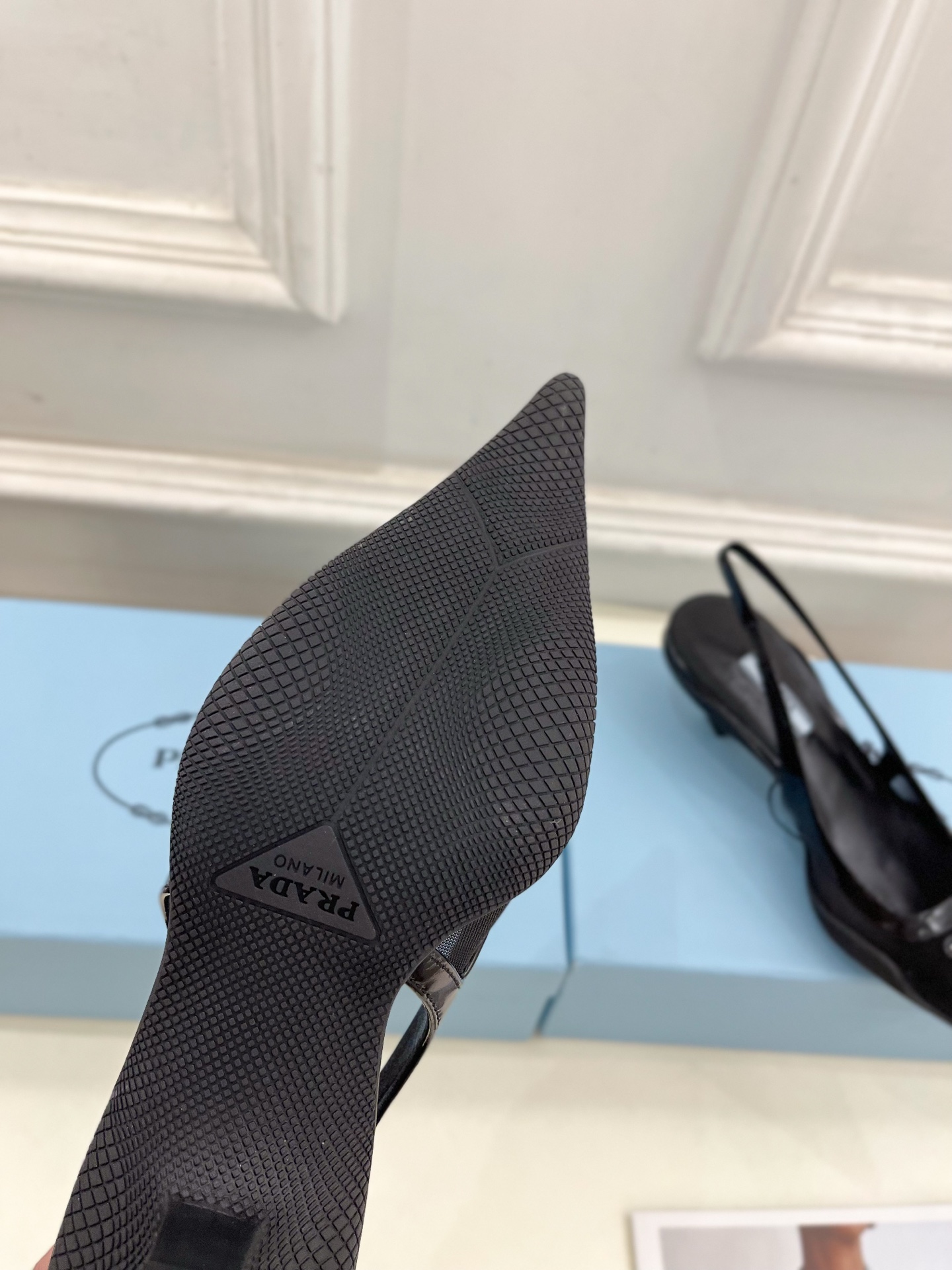 PRADA 普拉达  25𝐬𝐬 

🌈BS 2025春夏新品 专柜走秀款 三角标网眼织物后饰带尖头后空鞋