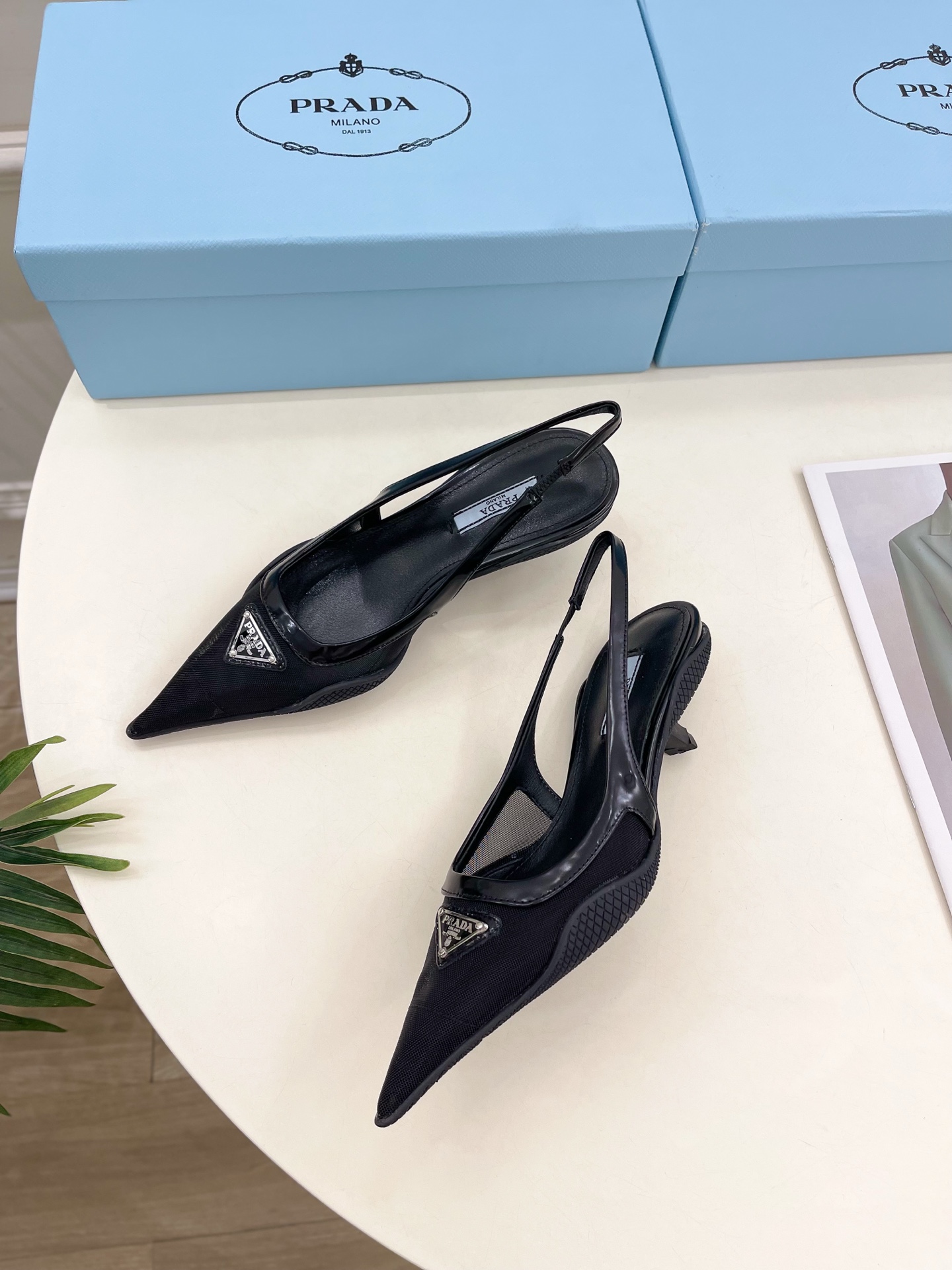 PRADA 普拉达  25𝐬𝐬 

🌈BS 2025春夏新品 专柜走秀款 三角标网眼织物后饰带尖头后空鞋