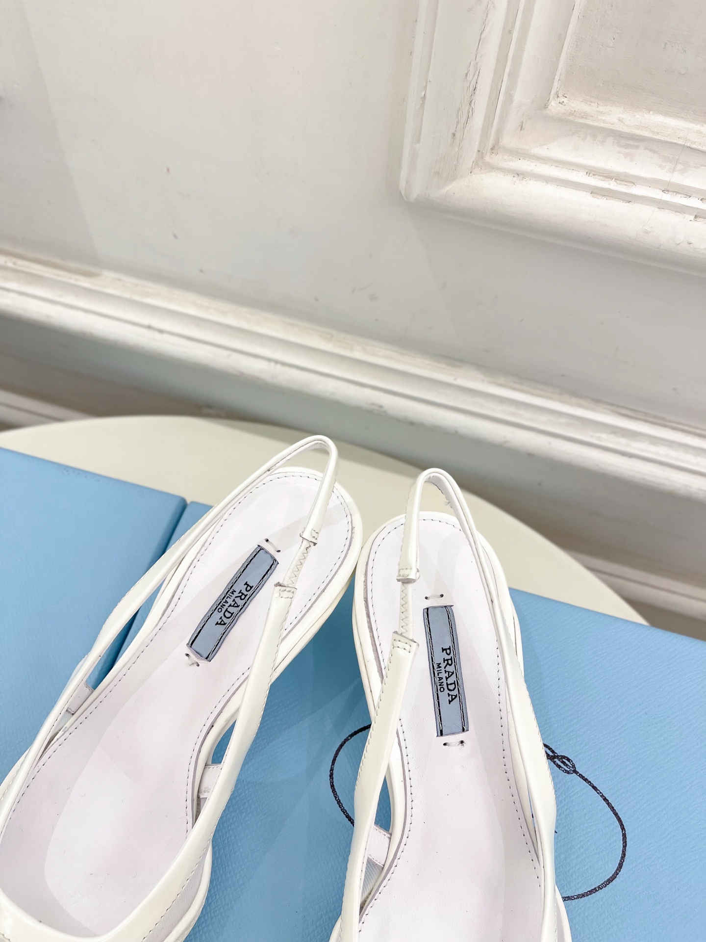 PRADA 普拉达  25𝐬𝐬 

🌈BS 2025春夏新品 专柜走秀款 三角标网眼织物后饰带尖头后空鞋