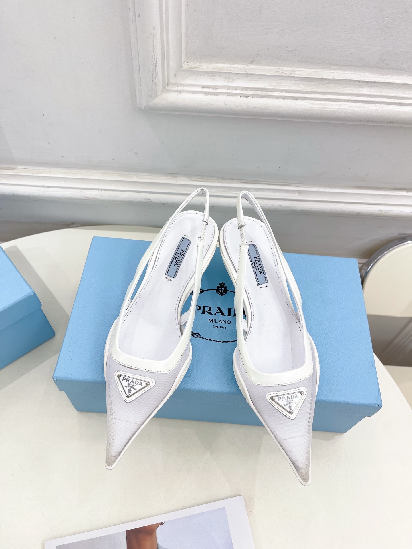 PRADA 普拉达  25𝐬𝐬 

🌈BS 2025春夏新品 专柜走秀款 三角标网眼织物后饰带尖头后空鞋