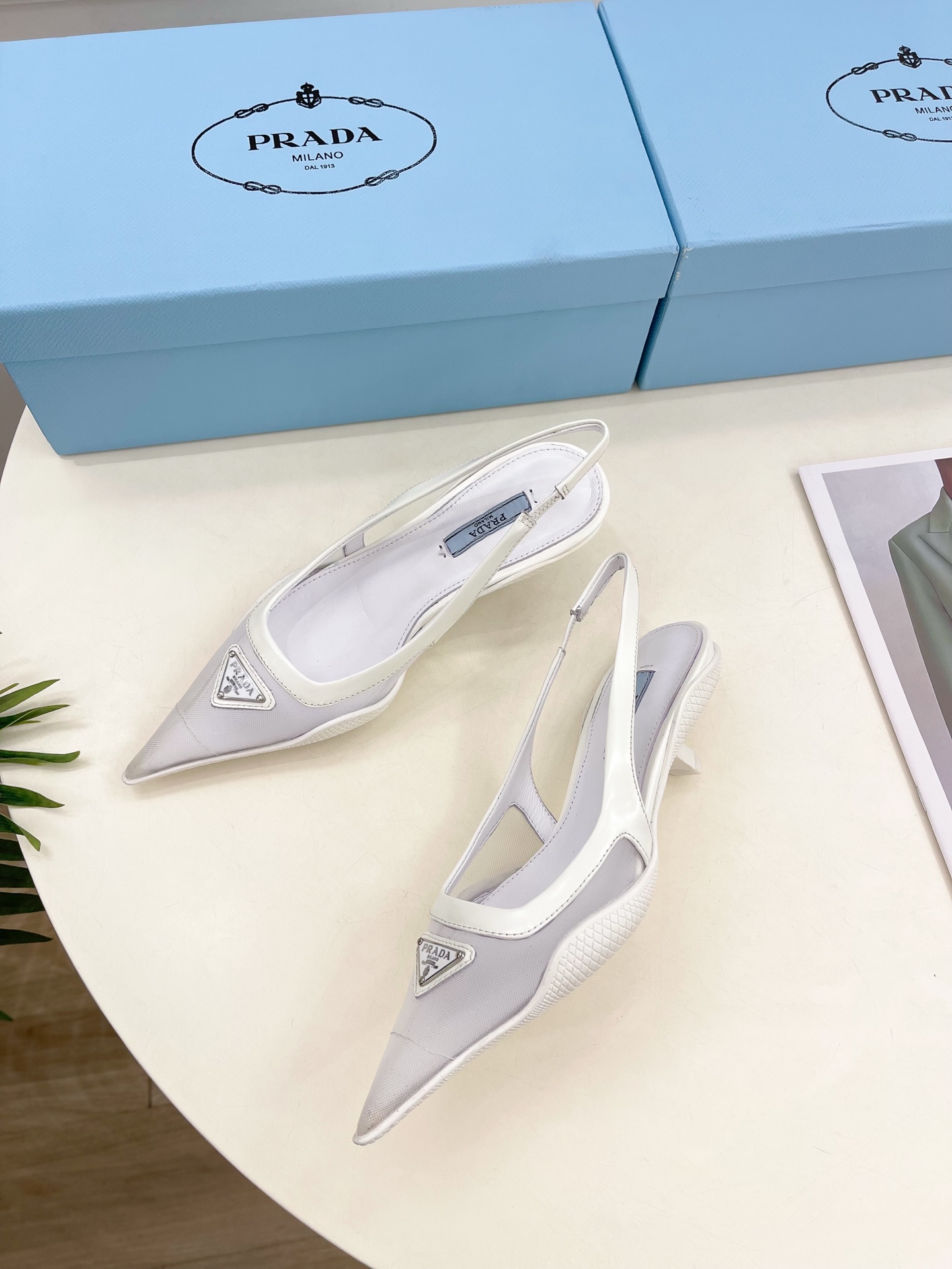 PRADA 普拉达  25𝐬𝐬 

🌈BS 2025春夏新品 专柜走秀款 三角标网眼织物后饰带尖头后空鞋