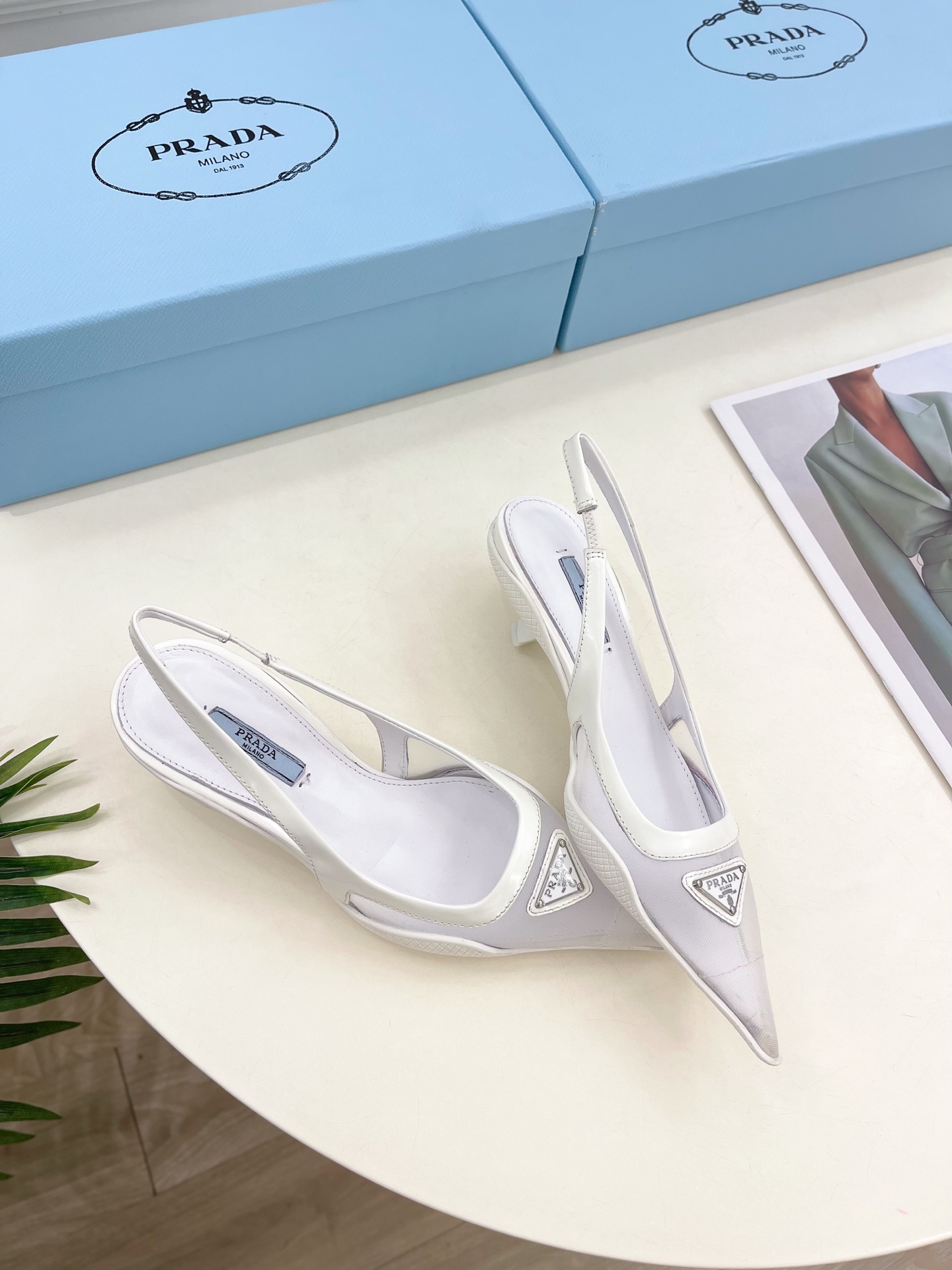 PRADA 普拉达  25𝐬𝐬 

🌈BS 2025春夏新品 专柜走秀款 三角标网眼织物后饰带尖头后空鞋