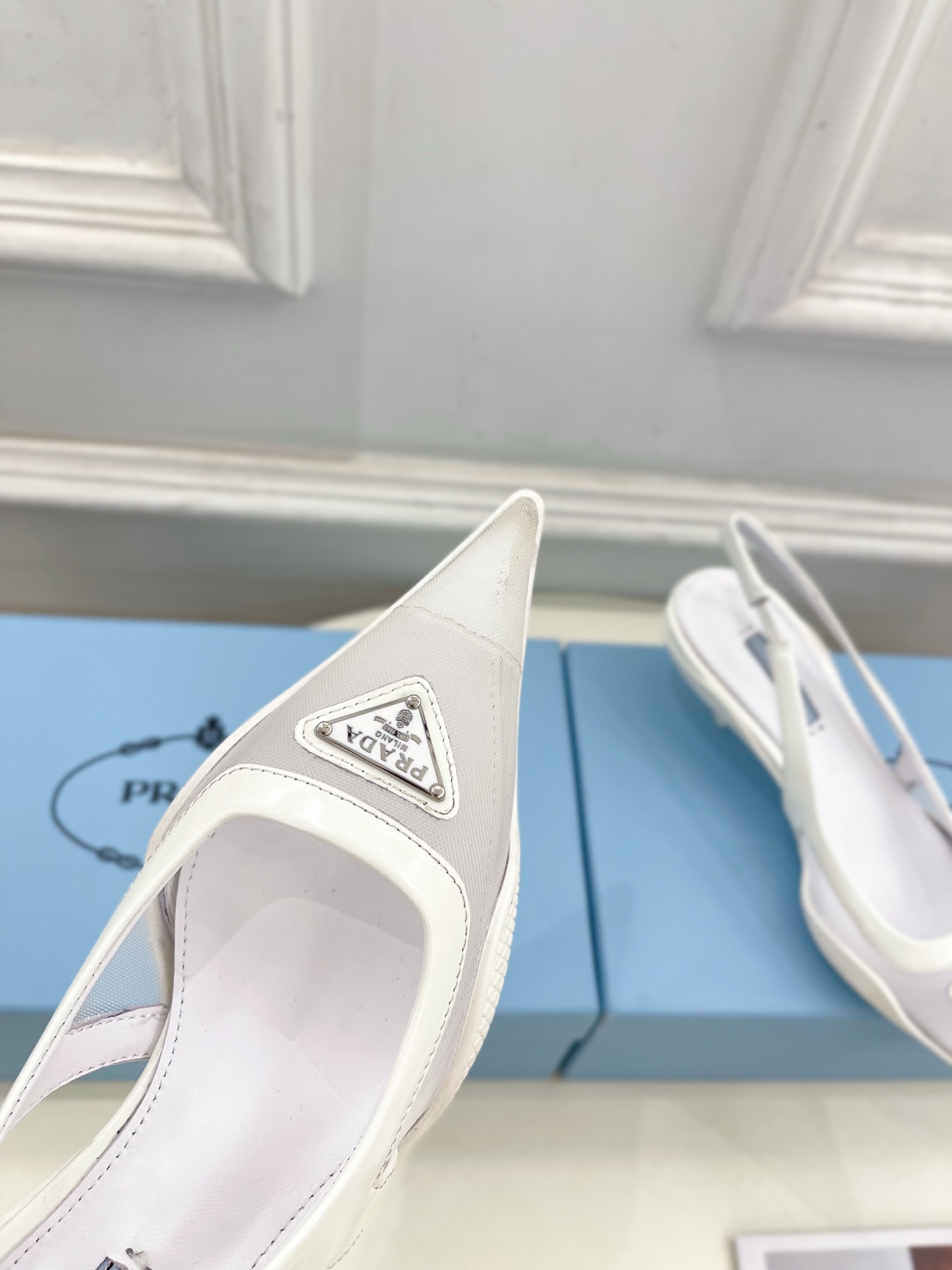 PRADA 普拉达  25𝐬𝐬 

🌈BS 2025春夏新品 专柜走秀款 三角标网眼织物后饰带尖头后空鞋