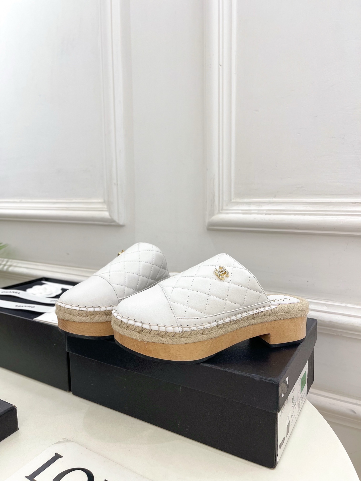 𝐂𝐇𝐀𝐍𝐄𝐋 | 小香 25𝐬𝐬
🦋2025 春夏新品 专柜经典款 小香双C菱格厚底麻绳木底半