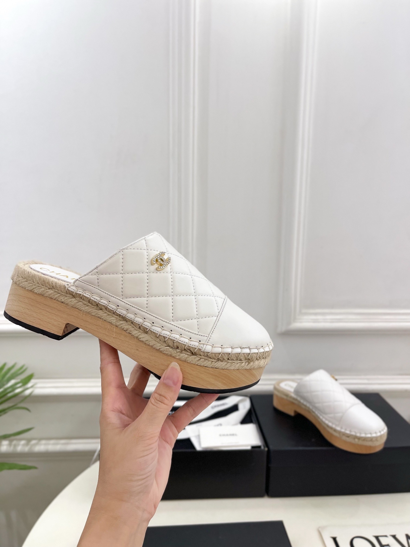 𝐂𝐇𝐀𝐍𝐄𝐋 | 小香 25𝐬𝐬
🦋2025 春夏新品 专柜经典款 小香双C菱格厚底麻绳木底半