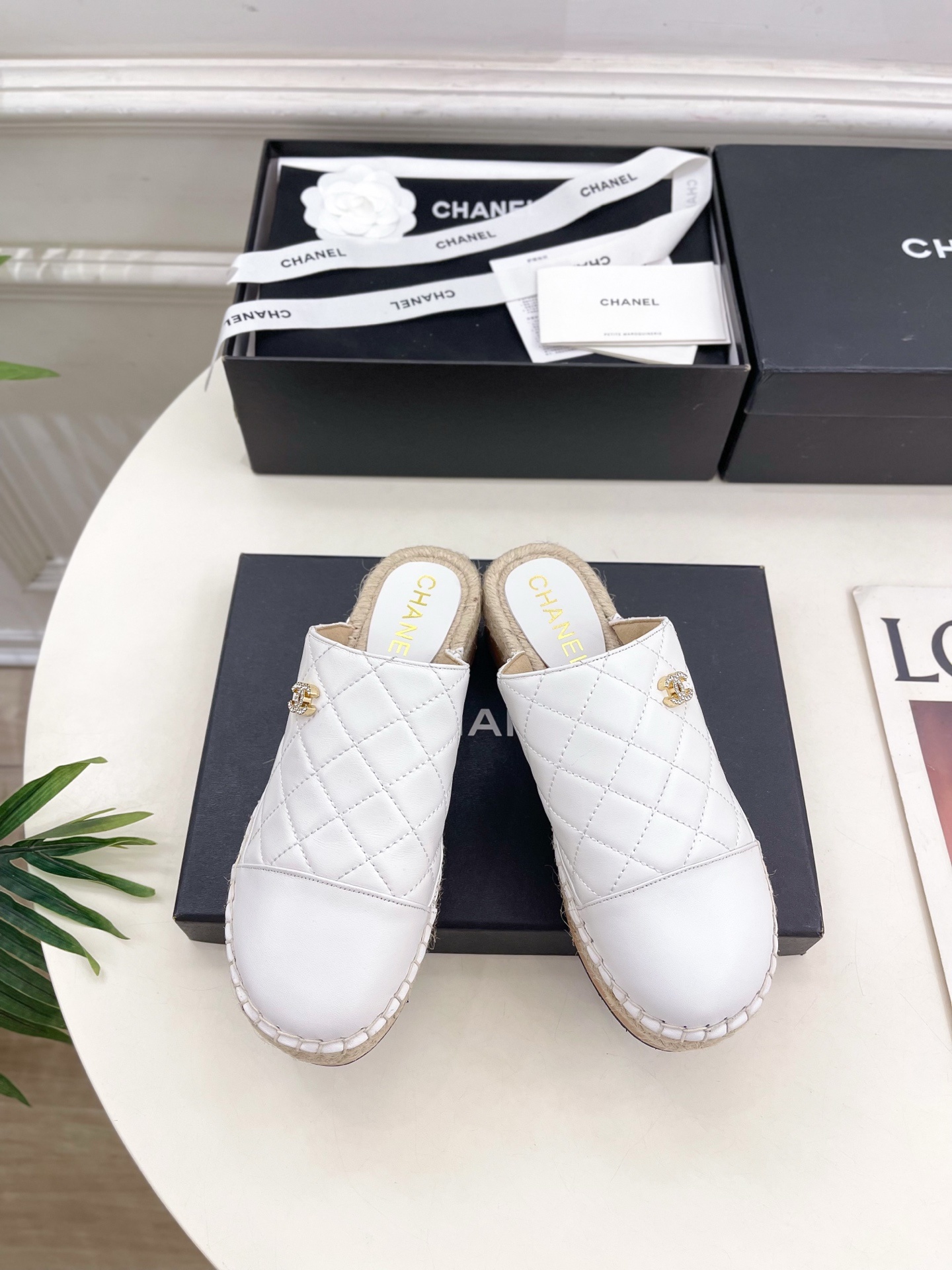 𝐂𝐇𝐀𝐍𝐄𝐋 | 小香 25𝐬𝐬
🦋2025 春夏新品 专柜经典款 小香双C菱格厚底麻绳木底半