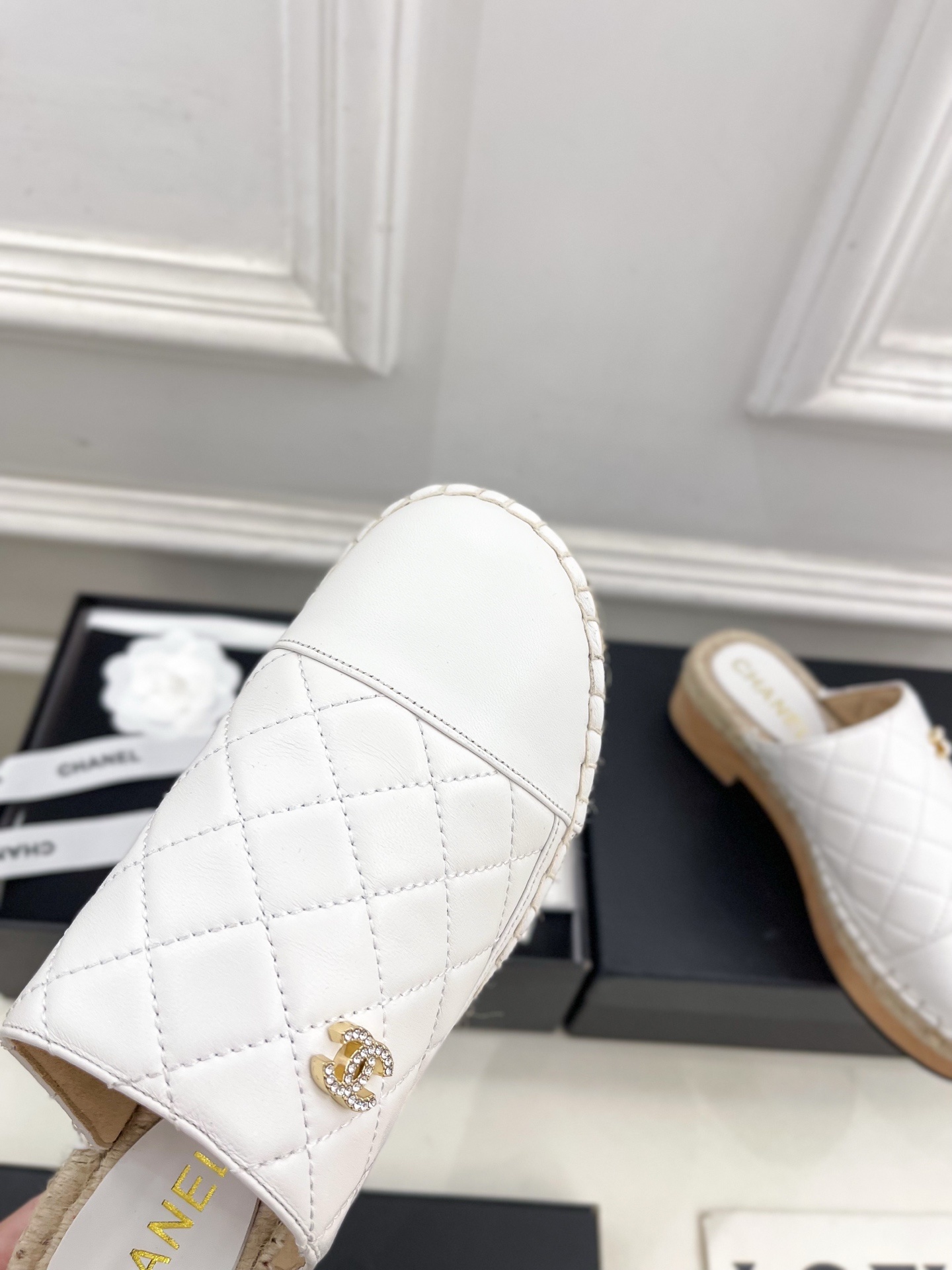 𝐂𝐇𝐀𝐍𝐄𝐋 | 小香 25𝐬𝐬
🦋2025 春夏新品 专柜经典款 小香双C菱格厚底麻绳木底半