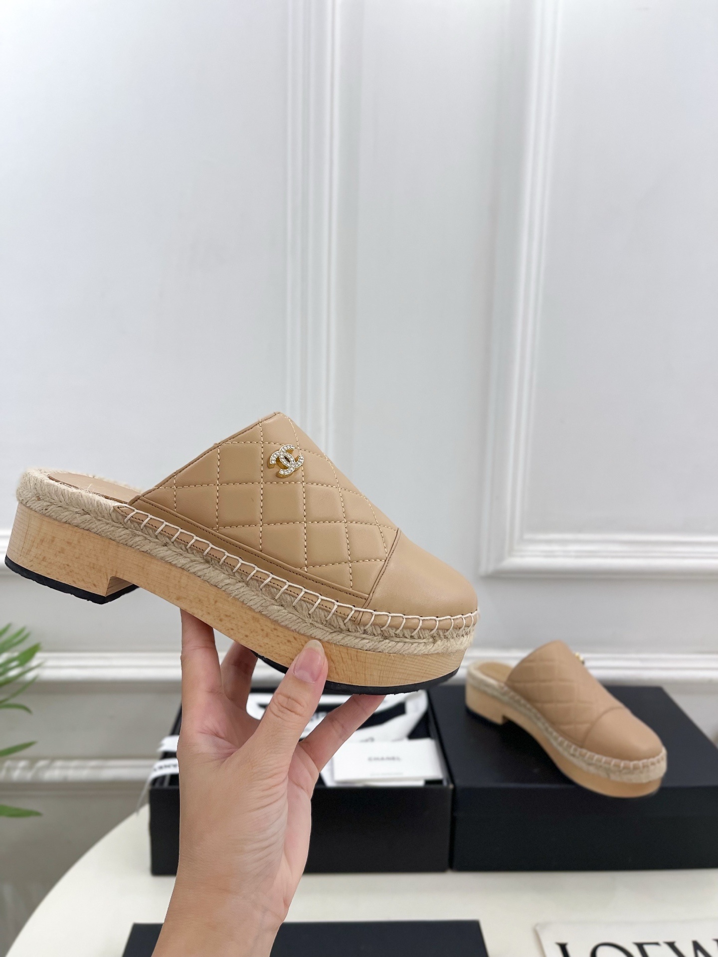 𝐂𝐇𝐀𝐍𝐄𝐋 | 小香 25𝐬𝐬
🦋2025 春夏新品 专柜经典款 小香双C菱格厚底麻绳木底半
