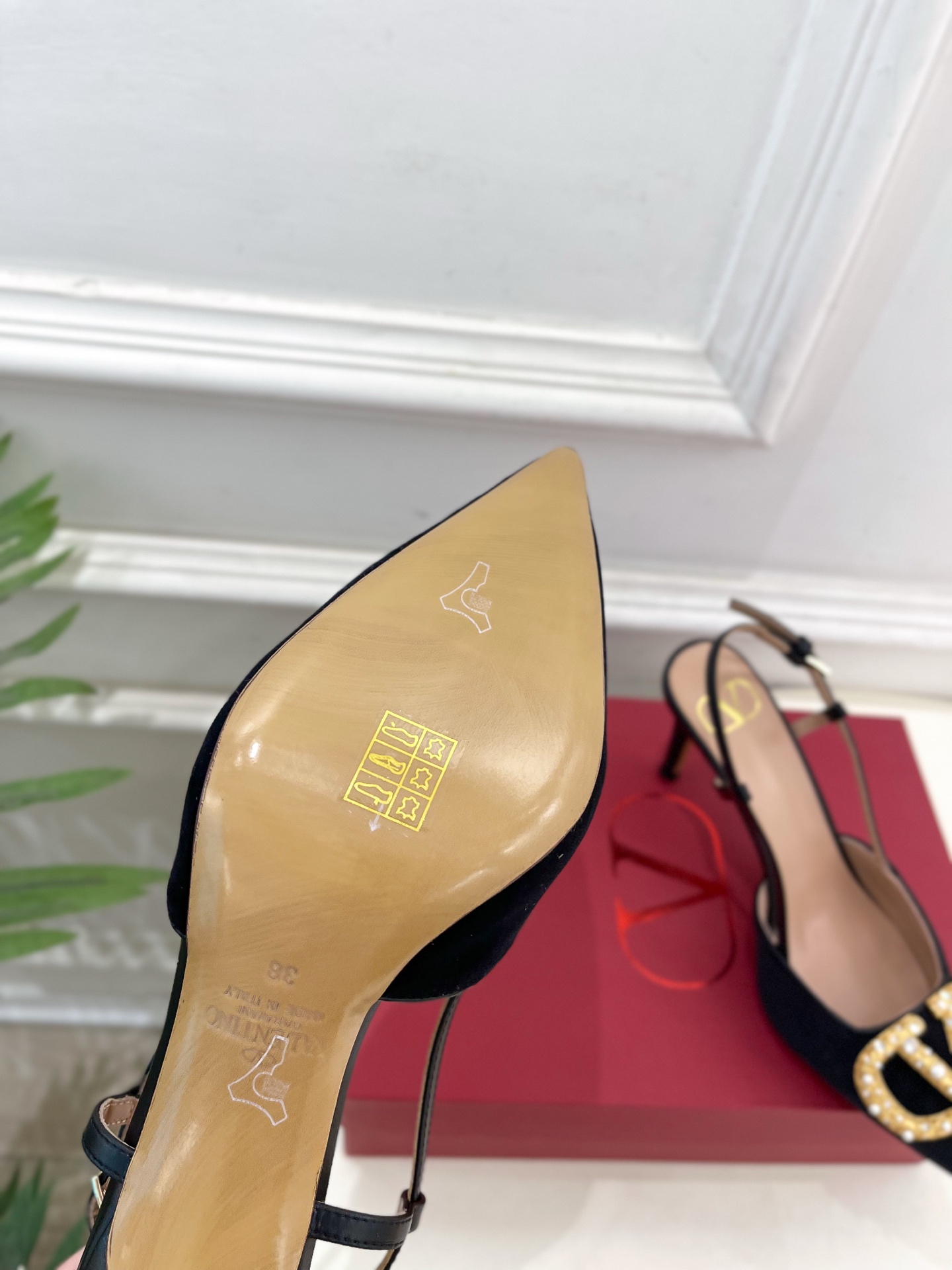 Valentino 华伦天奴2025春夏新品大V珍珠扣高跟凉鞋上新☑️
——————————————
V