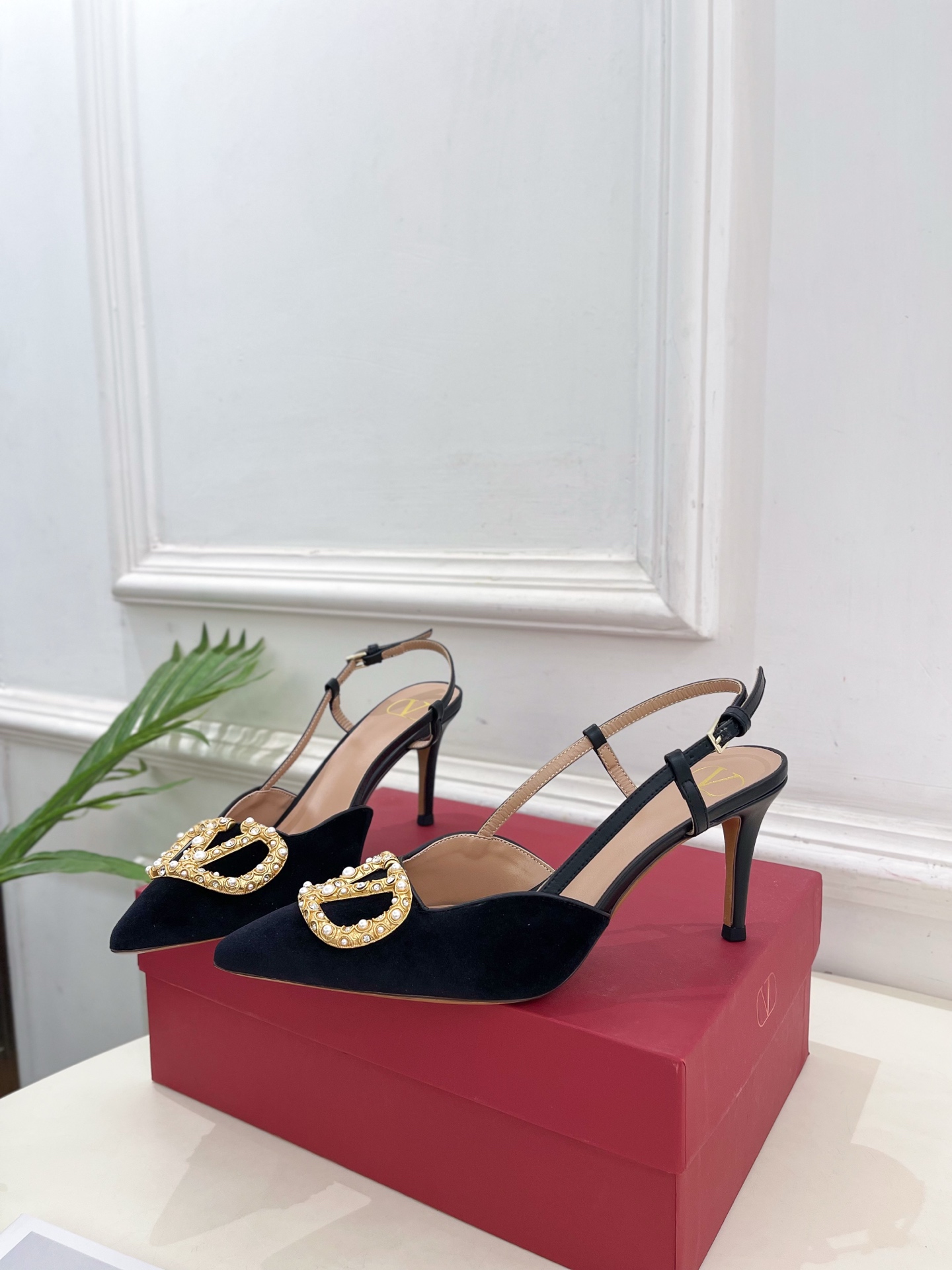 Valentino 华伦天奴2025春夏新品大V珍珠扣高跟凉鞋上新☑️
——————————————
V
