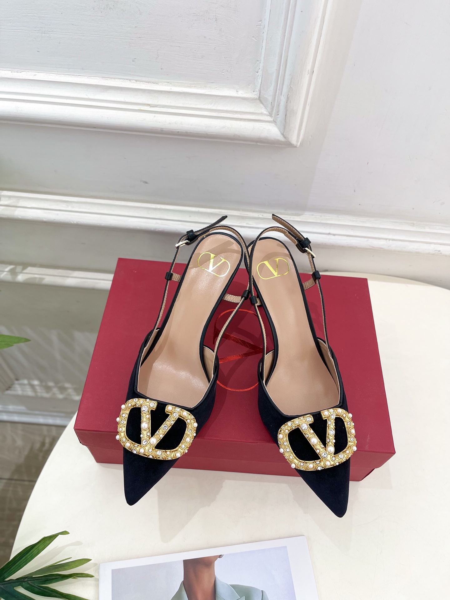 Valentino 华伦天奴2025春夏新品大V珍珠扣高跟凉鞋上新☑️
——————————————
V
