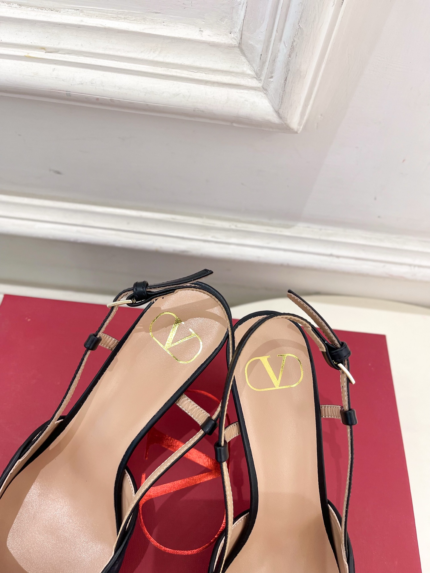 Valentino 华伦天奴2025春夏新品大V珍珠扣高跟凉鞋上新☑️
——————————————
V