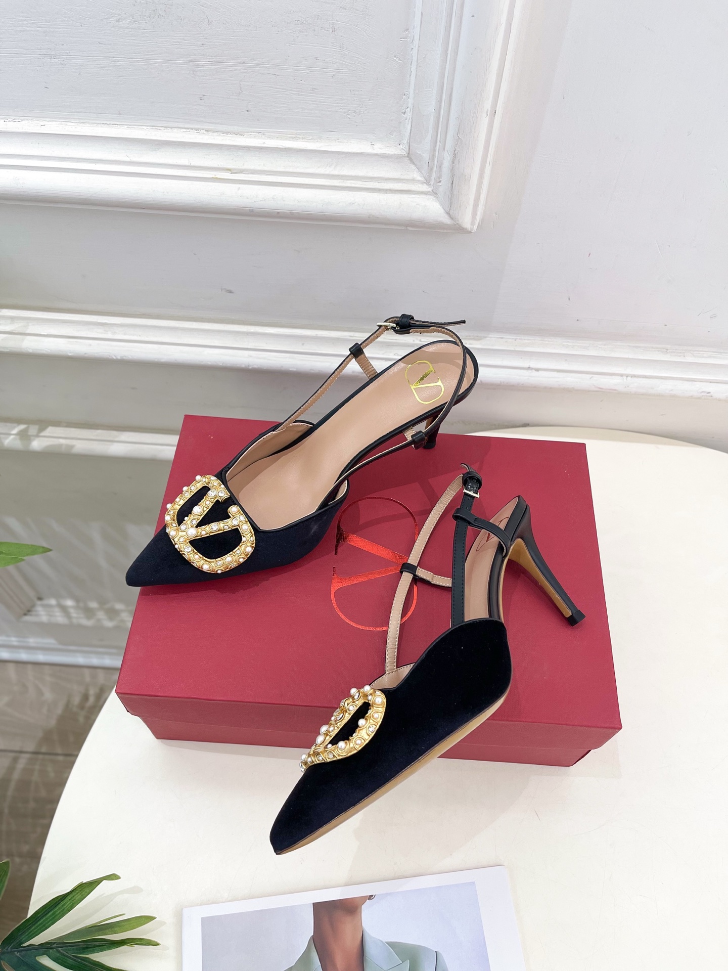 Valentino 华伦天奴2025春夏新品大V珍珠扣高跟凉鞋上新☑️
——————————————
V