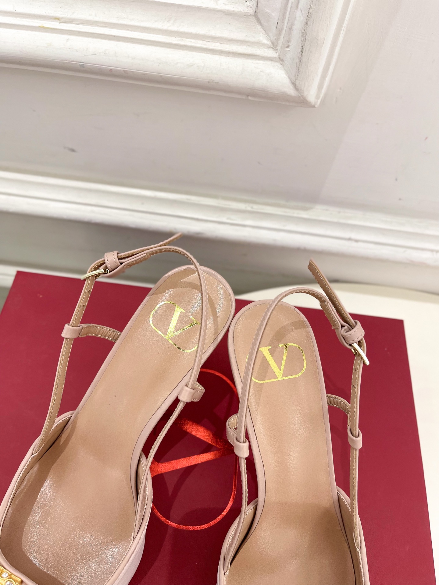 Valentino 华伦天奴2025春夏新品大V珍珠扣高跟凉鞋上新☑️
——————————————
V