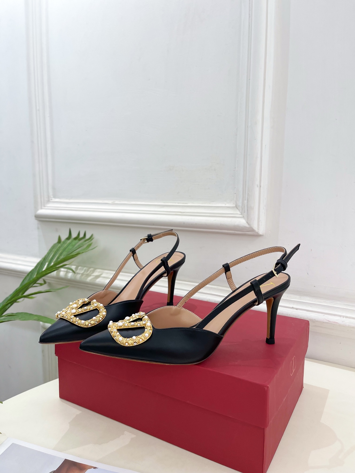 Valentino 华伦天奴2025春夏新品大V珍珠扣高跟凉鞋上新☑️
——————————————
V