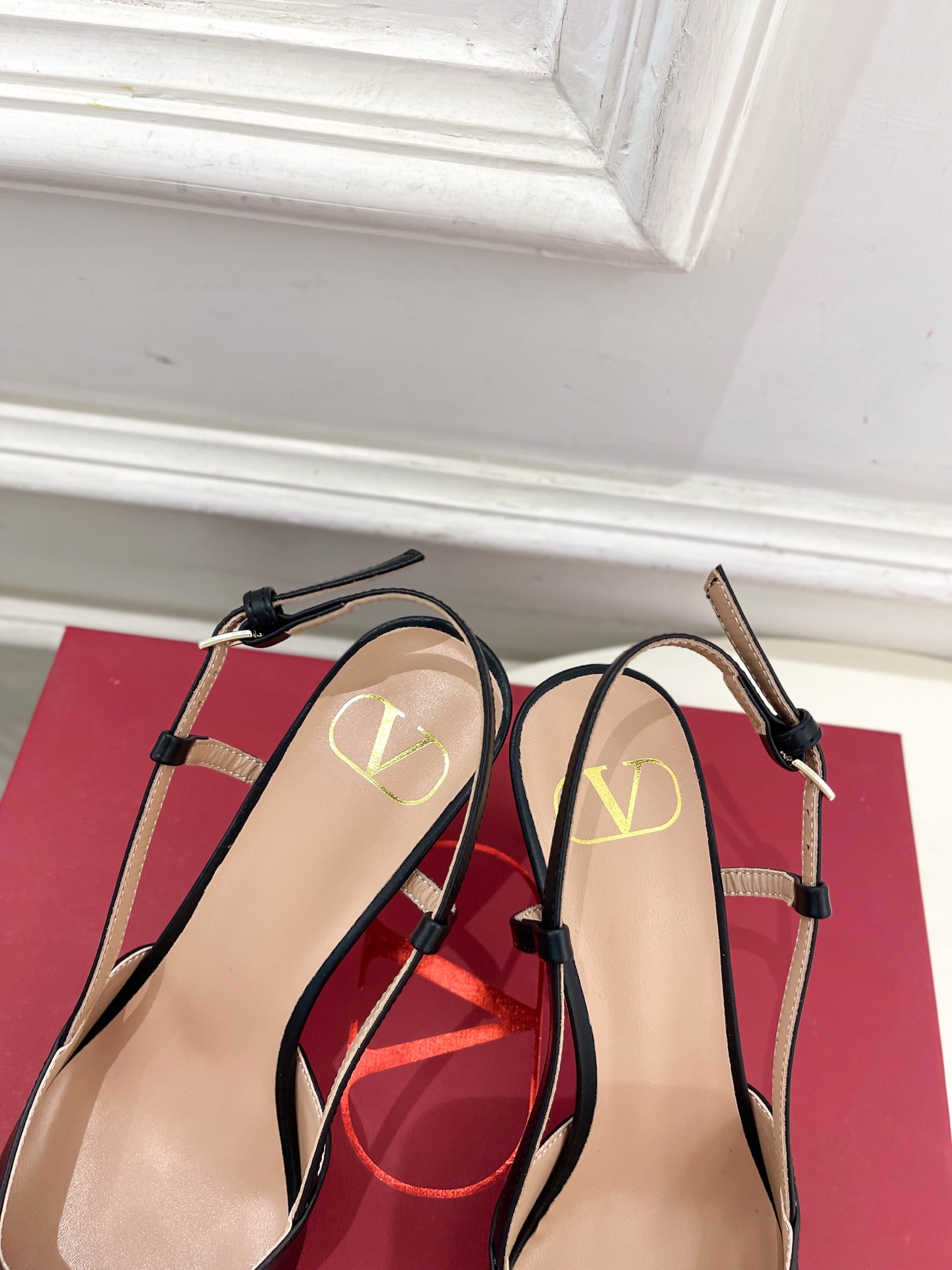 Valentino 华伦天奴2025春夏新品大V珍珠扣高跟凉鞋上新☑️
——————————————
V