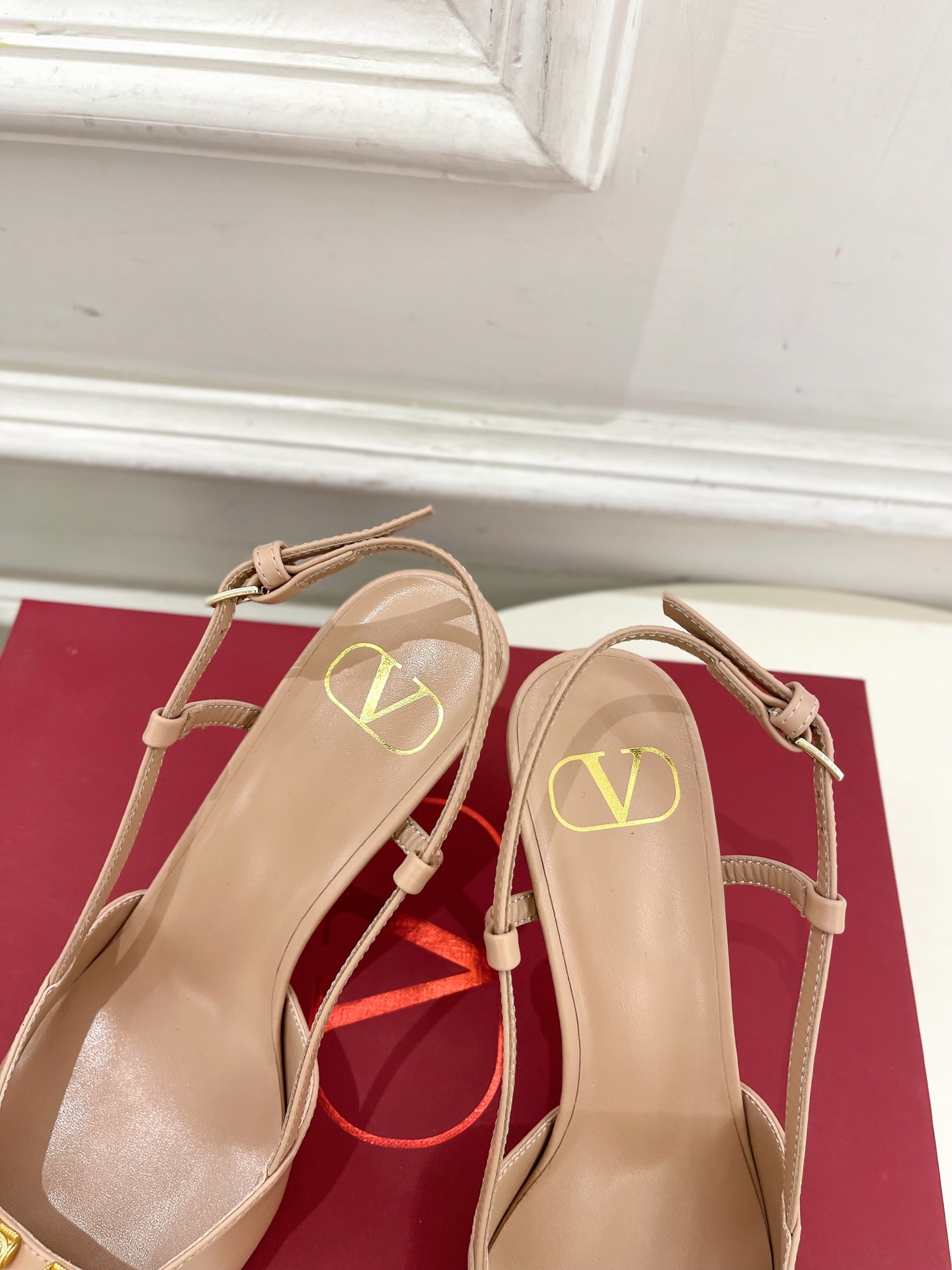 Valentino 华伦天奴2025春夏新品大V珍珠扣高跟凉鞋上新☑️
——————————————
V
